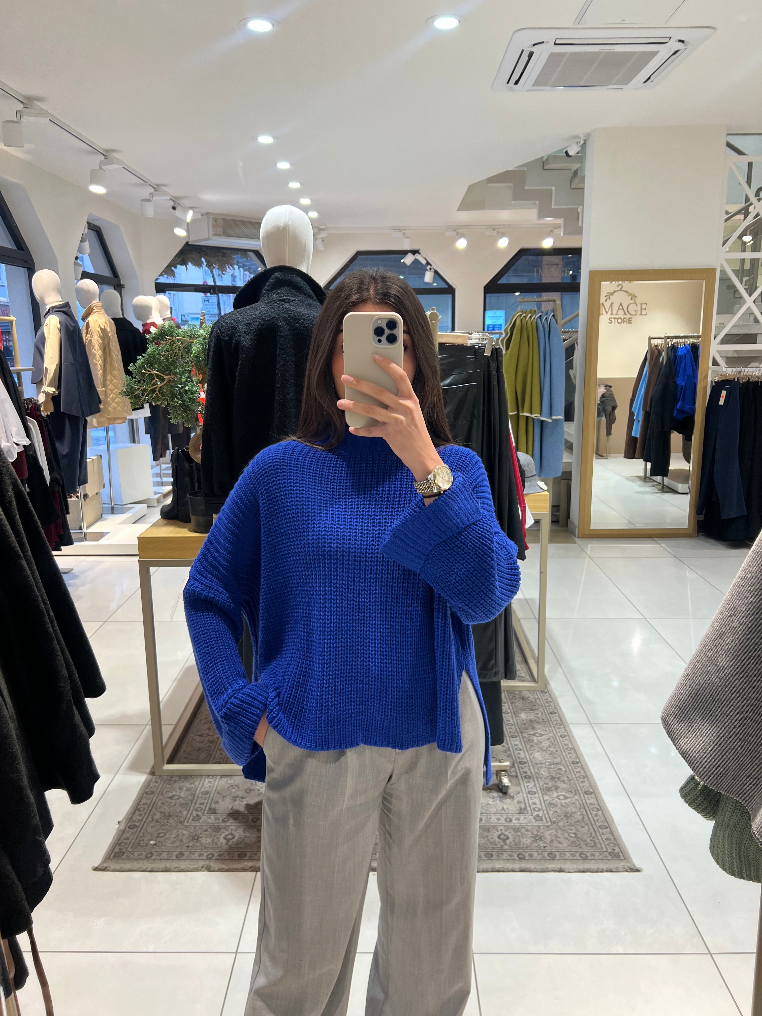 Strickpullover mit asymmetrischem Schnitt