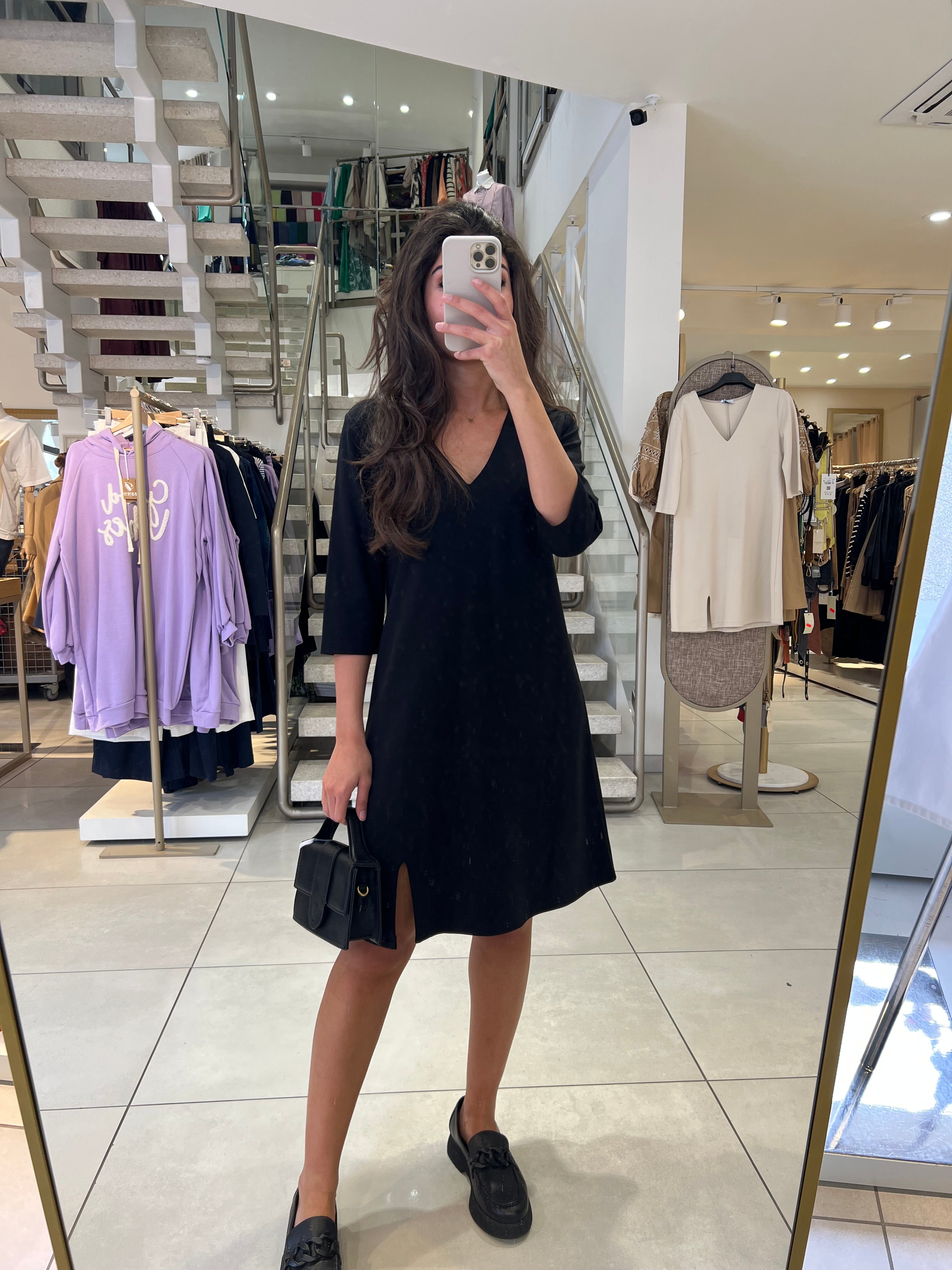 Kleid mit V -Ausschnitt