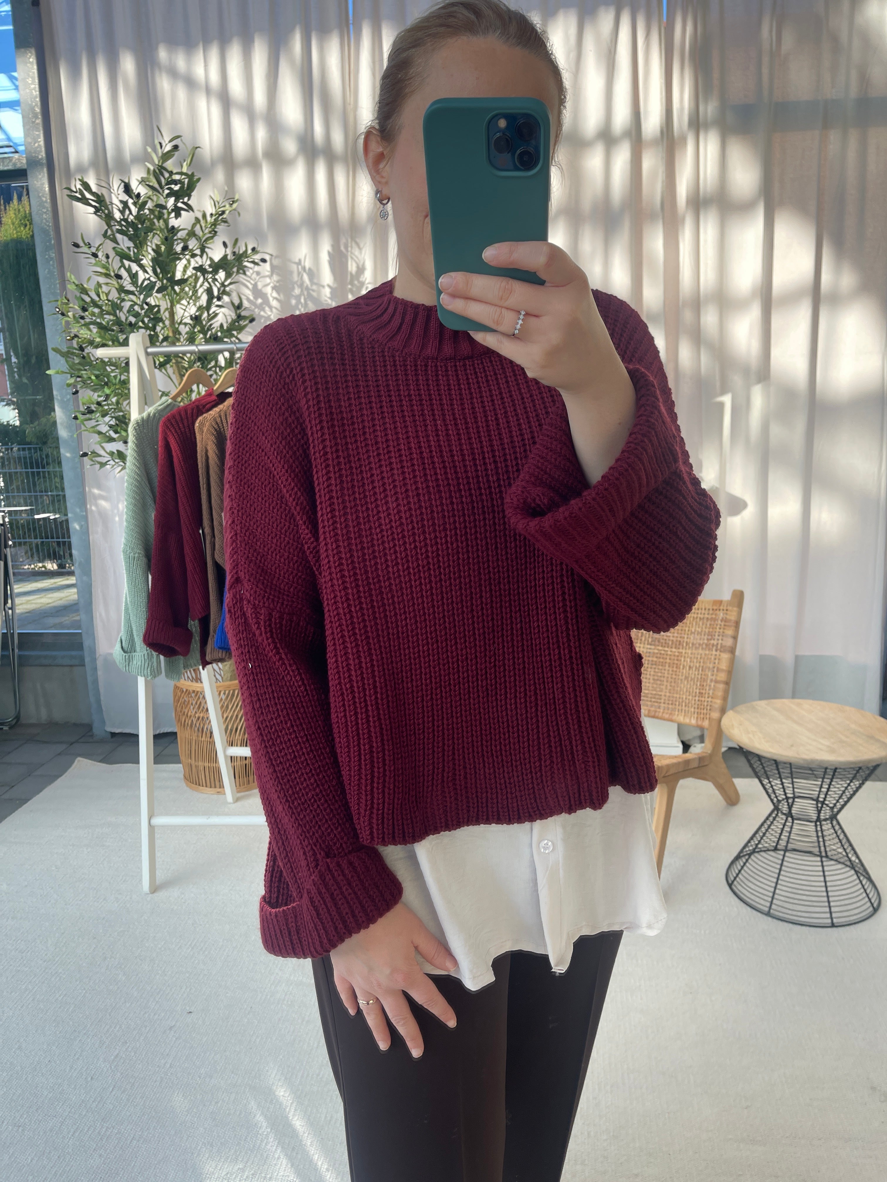 Strickpullover mit asymmetrischem Schnitt