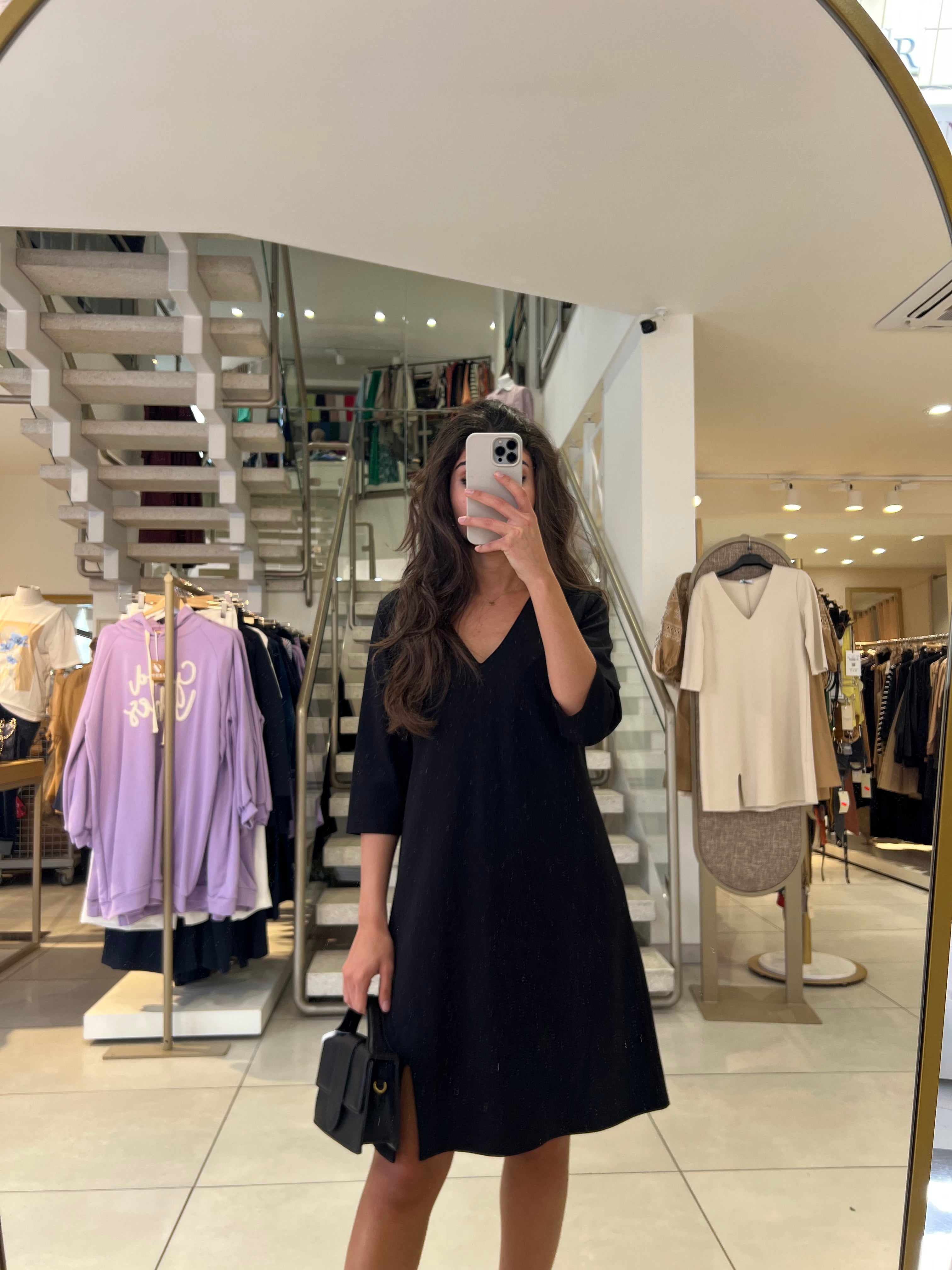 Kleid mit V -Ausschnitt