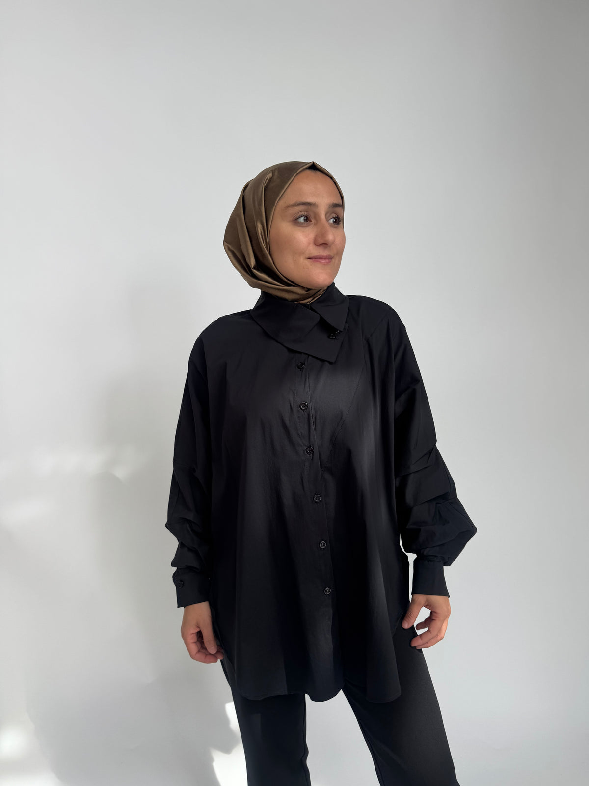 Bluse mit asymmetrischem Kragen