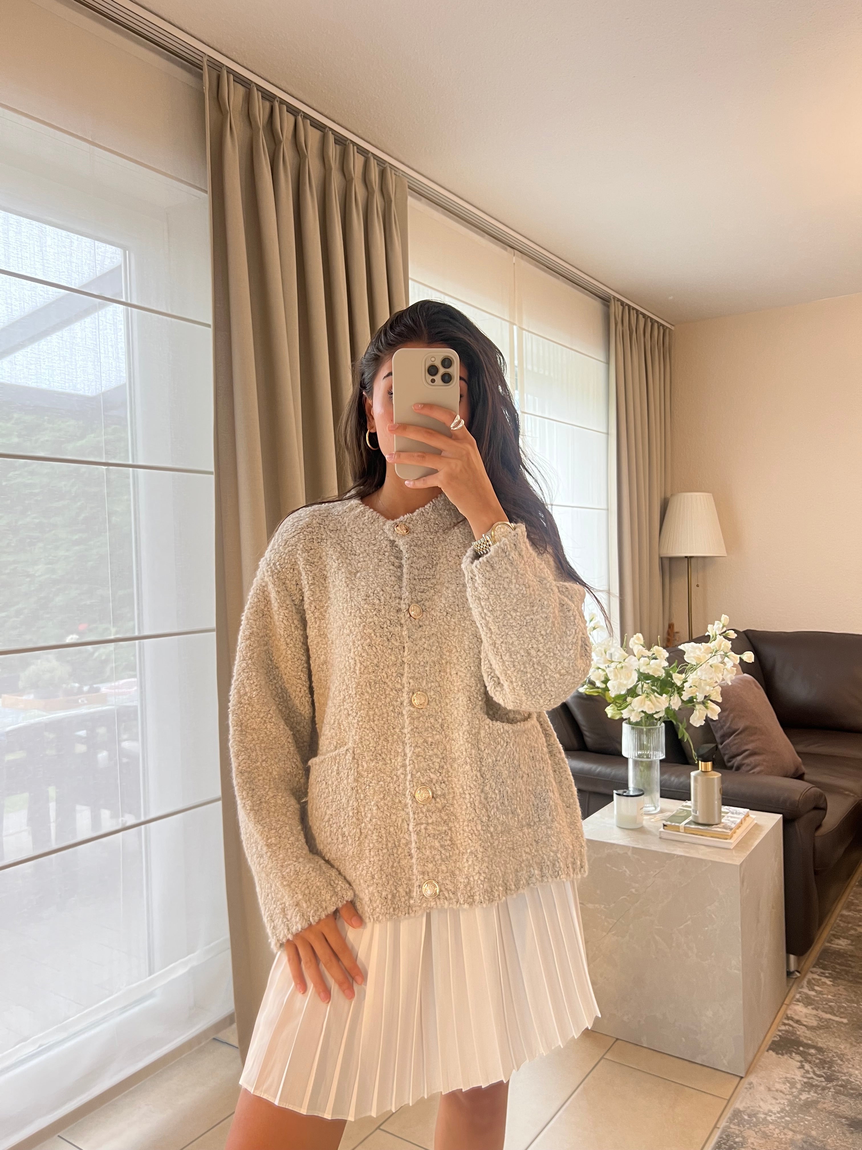 Strickjacke mit Goldknöpfen Beige