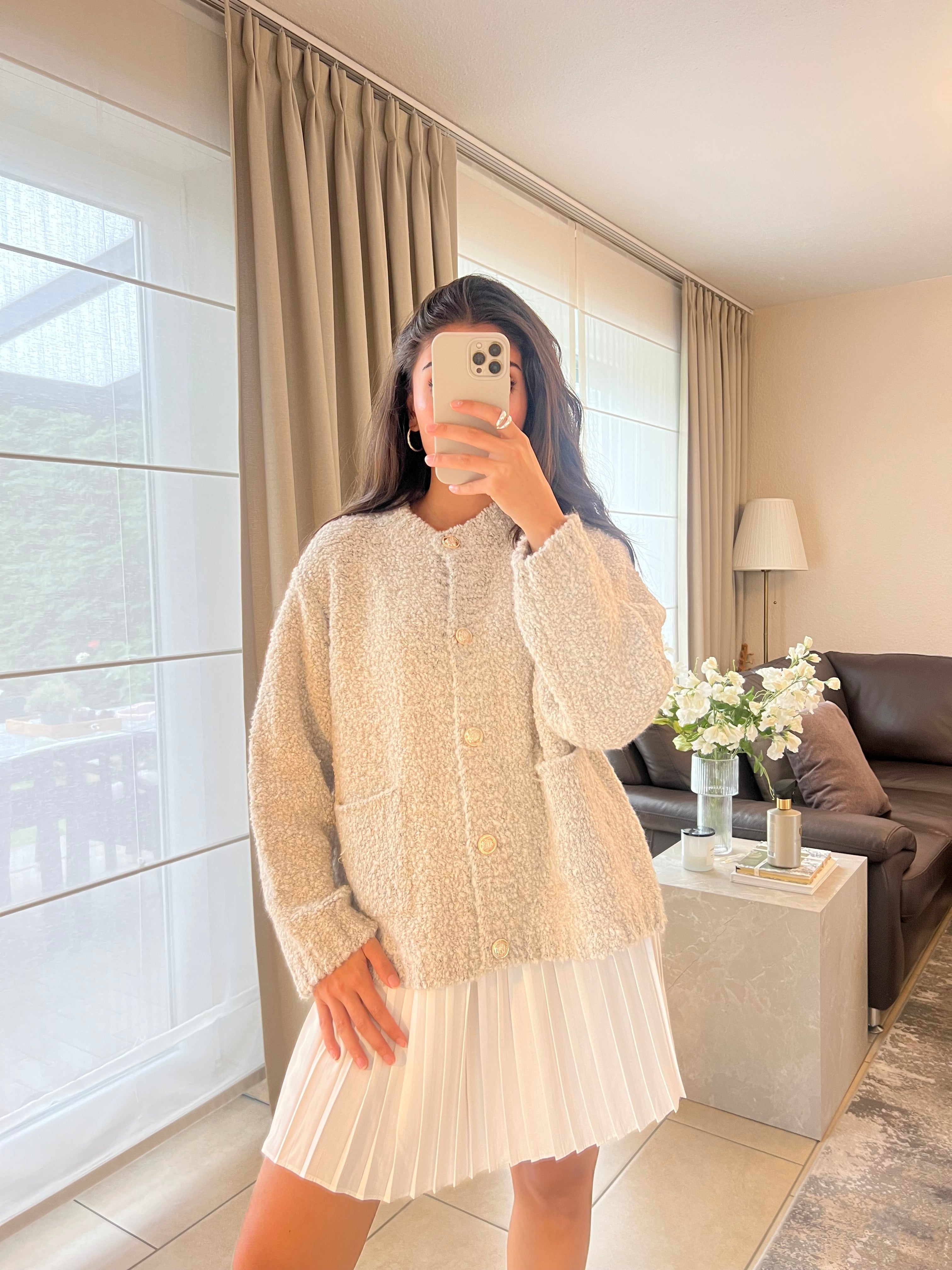 Strickjacke mit Goldknöpfen Beige