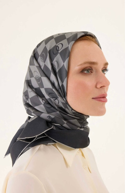 İmannoor Dama Logo Silk Scarf in Schwarz