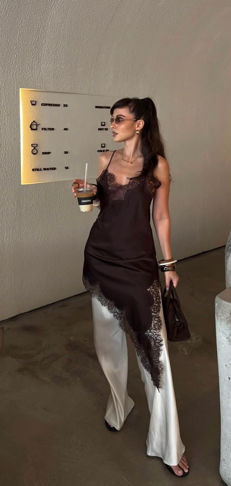 Asymmetrisches Spitzenkleid