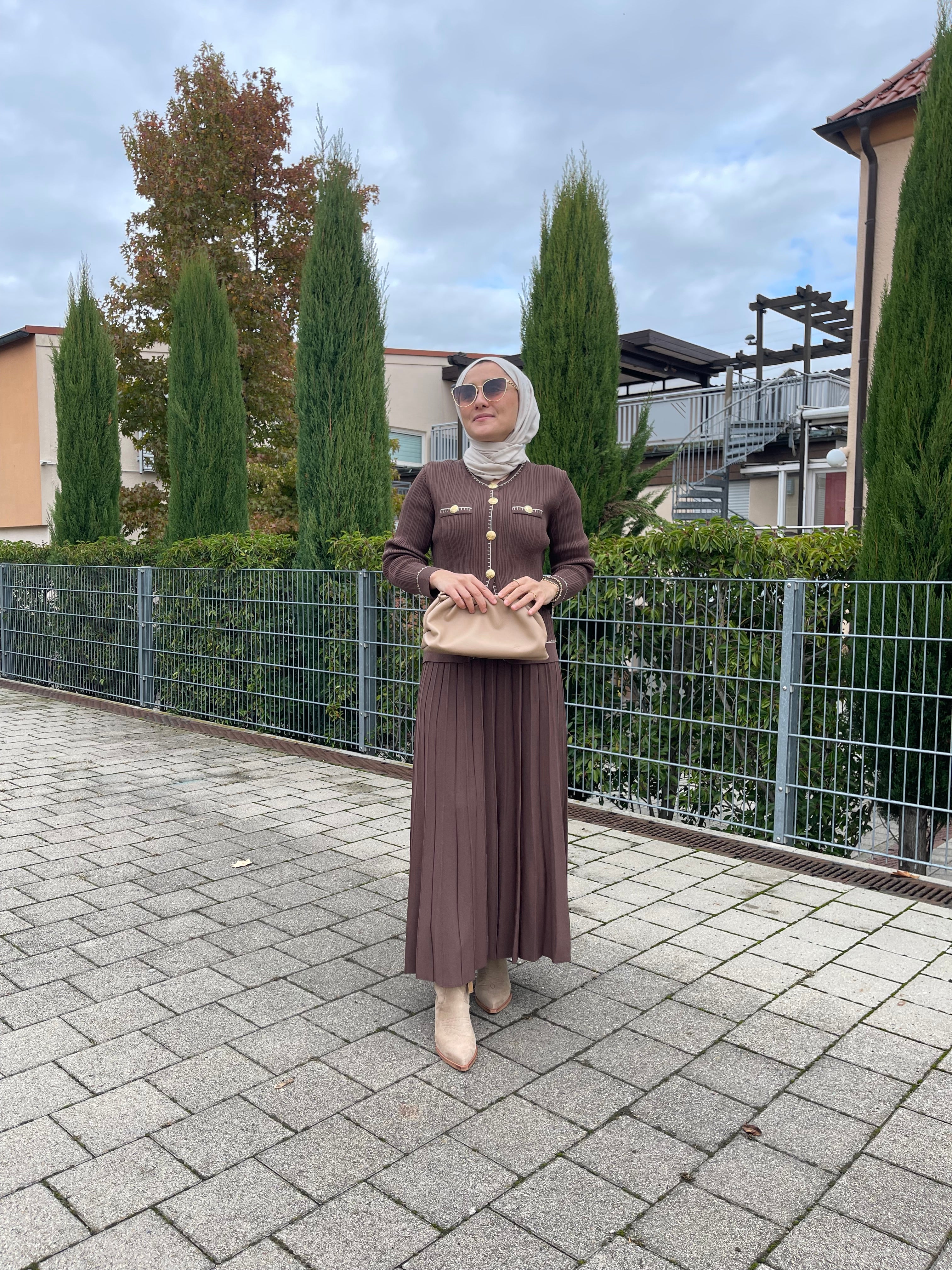 Nuss Strickset mit Goldknöpfen