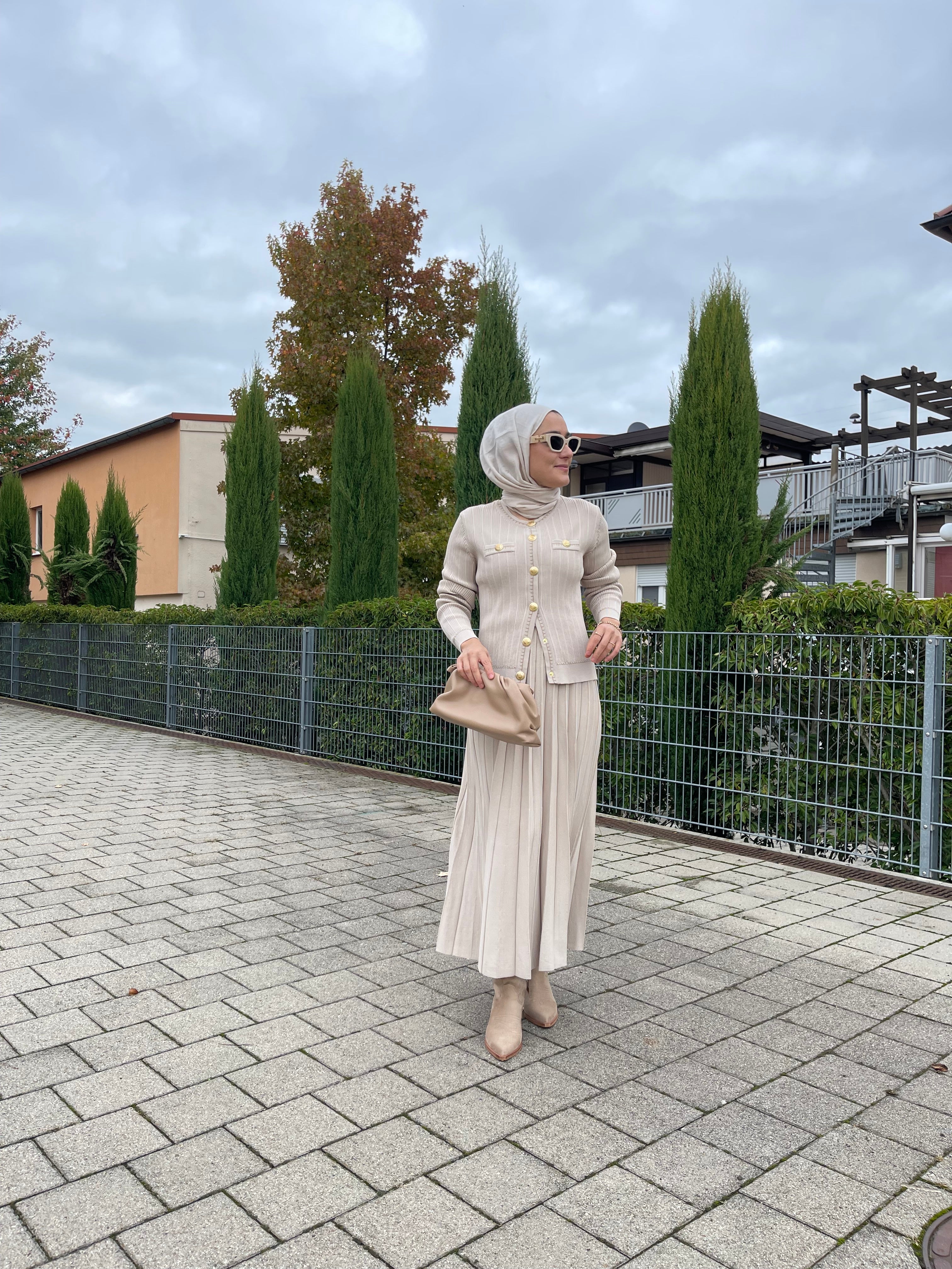 Nuss Strickset mit Goldknöpfen