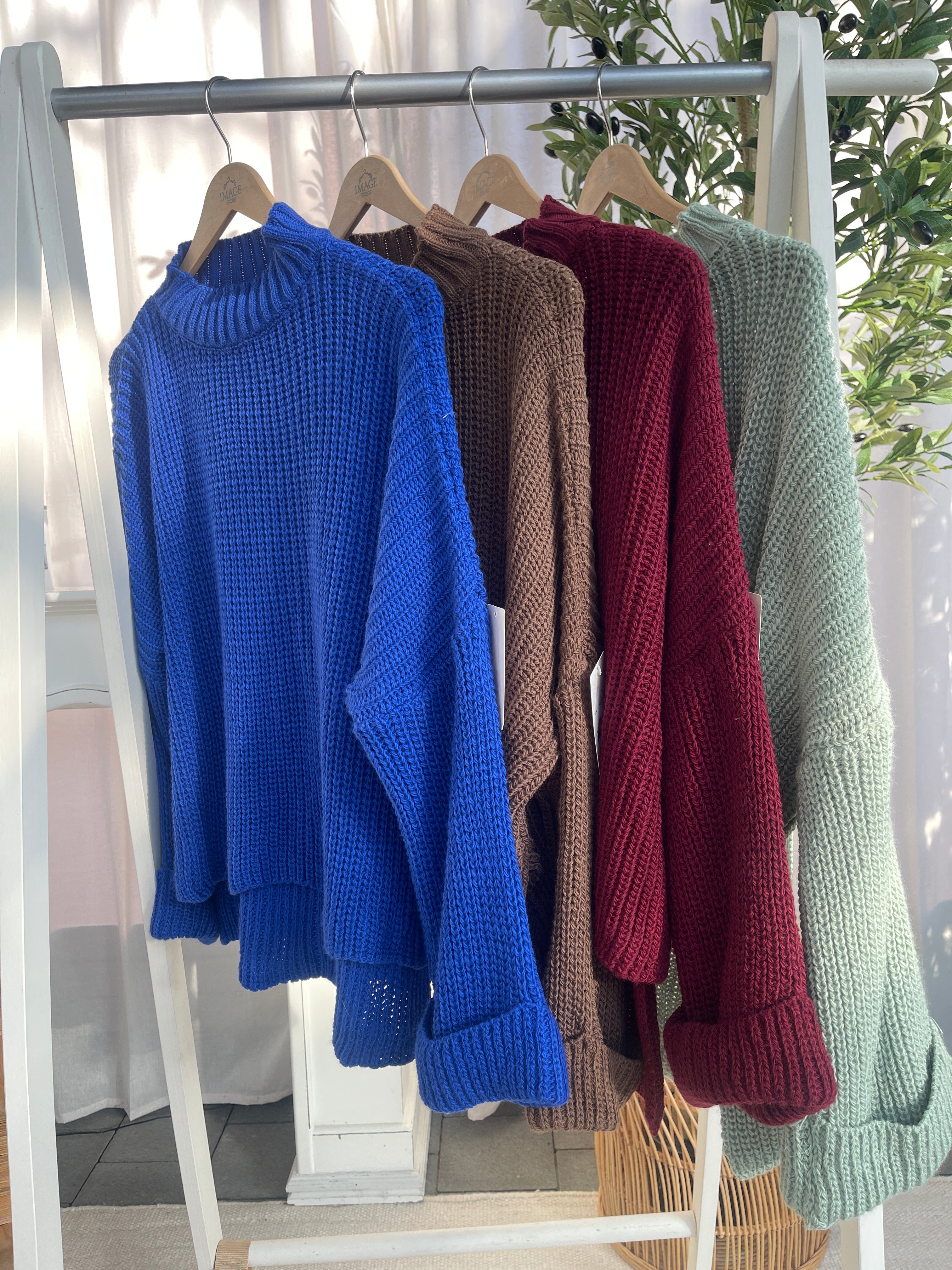 Strickpullover mit asymmetrischem Schnitt