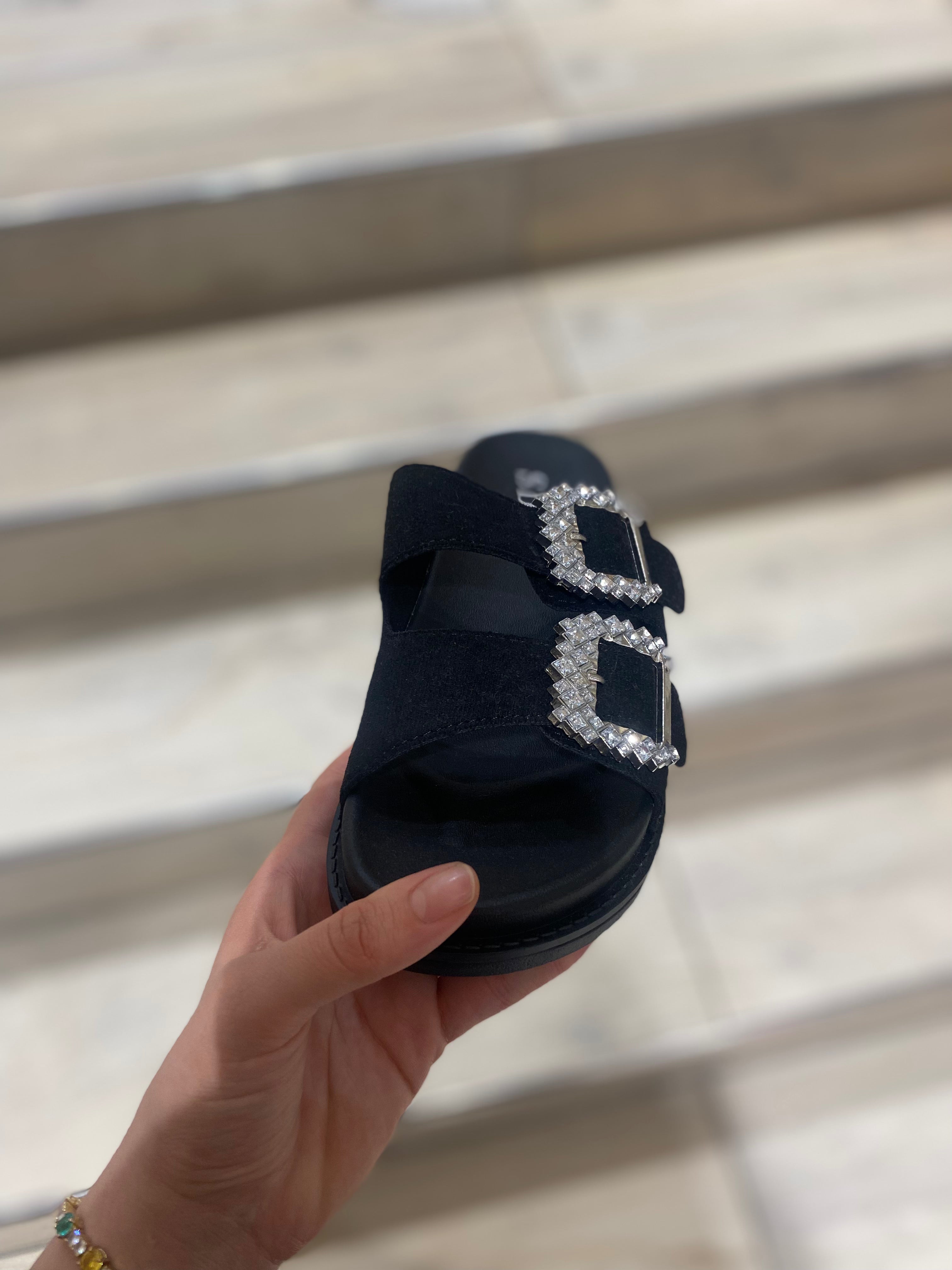 Sandalen mit zwei Schnallenriemen und Fußbett