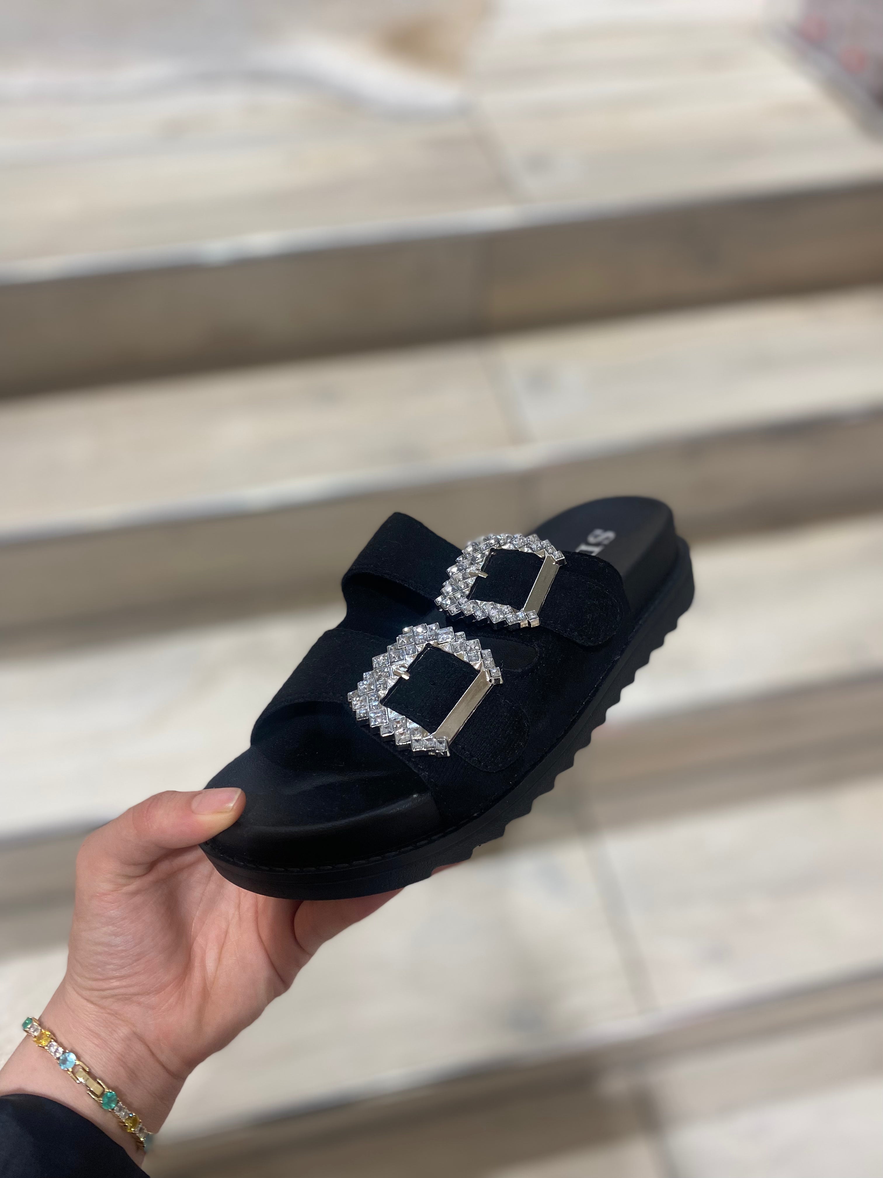 Sandalen mit zwei Schnallenriemen und Fußbett