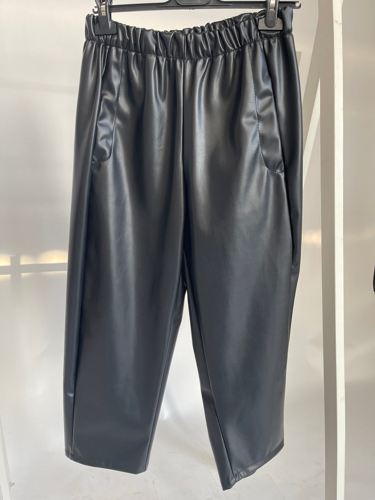 Relaxed-Fit Hose in Lederoptik