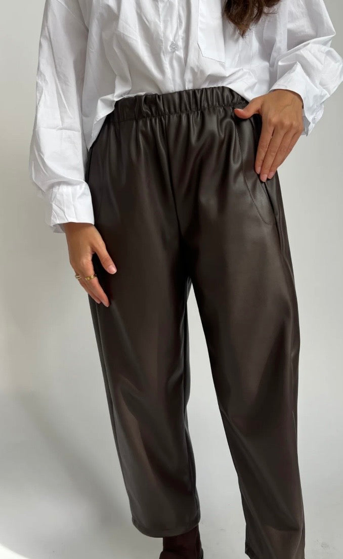 Relaxed-Fit Hose in Lederoptik