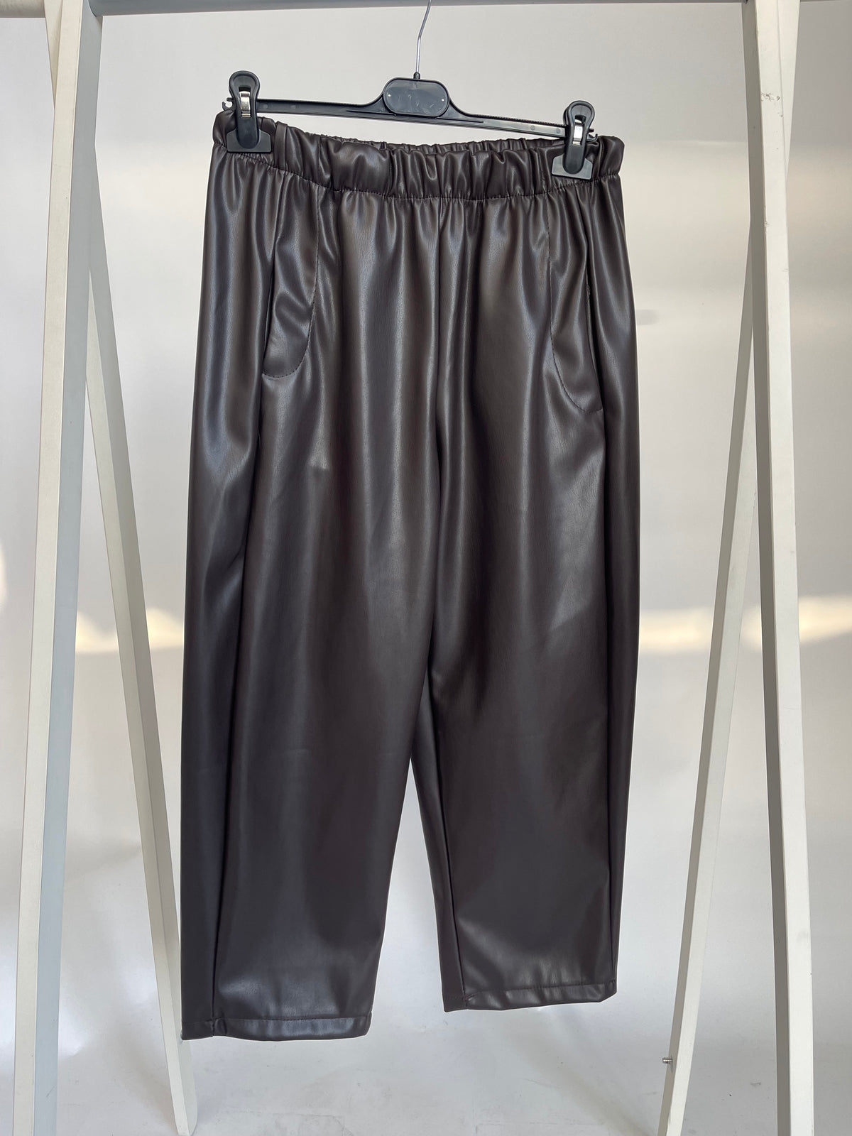 Relaxed-Fit Hose in Lederoptik