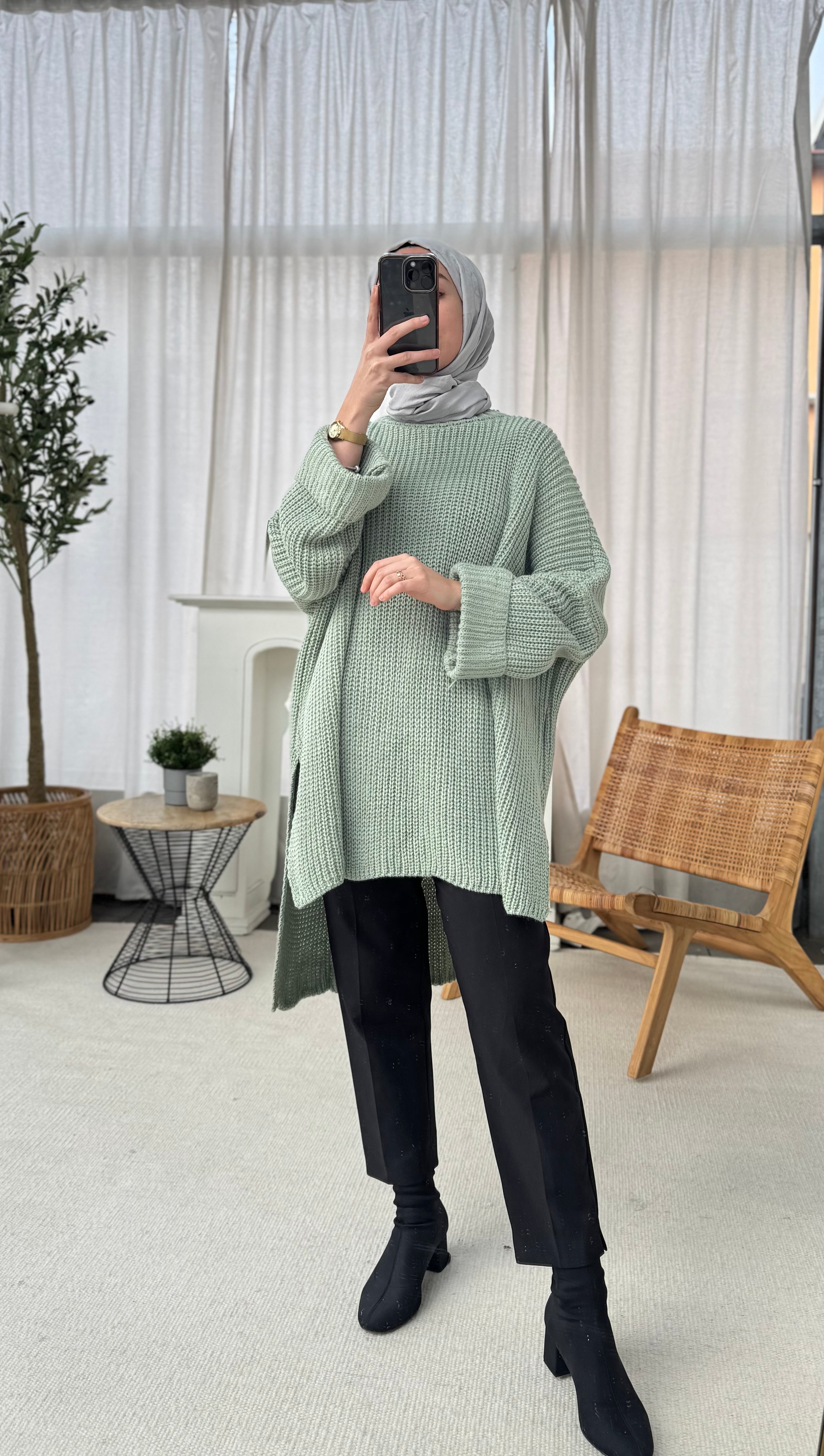 Langer Pullover mit asymmetrischem Schnitt