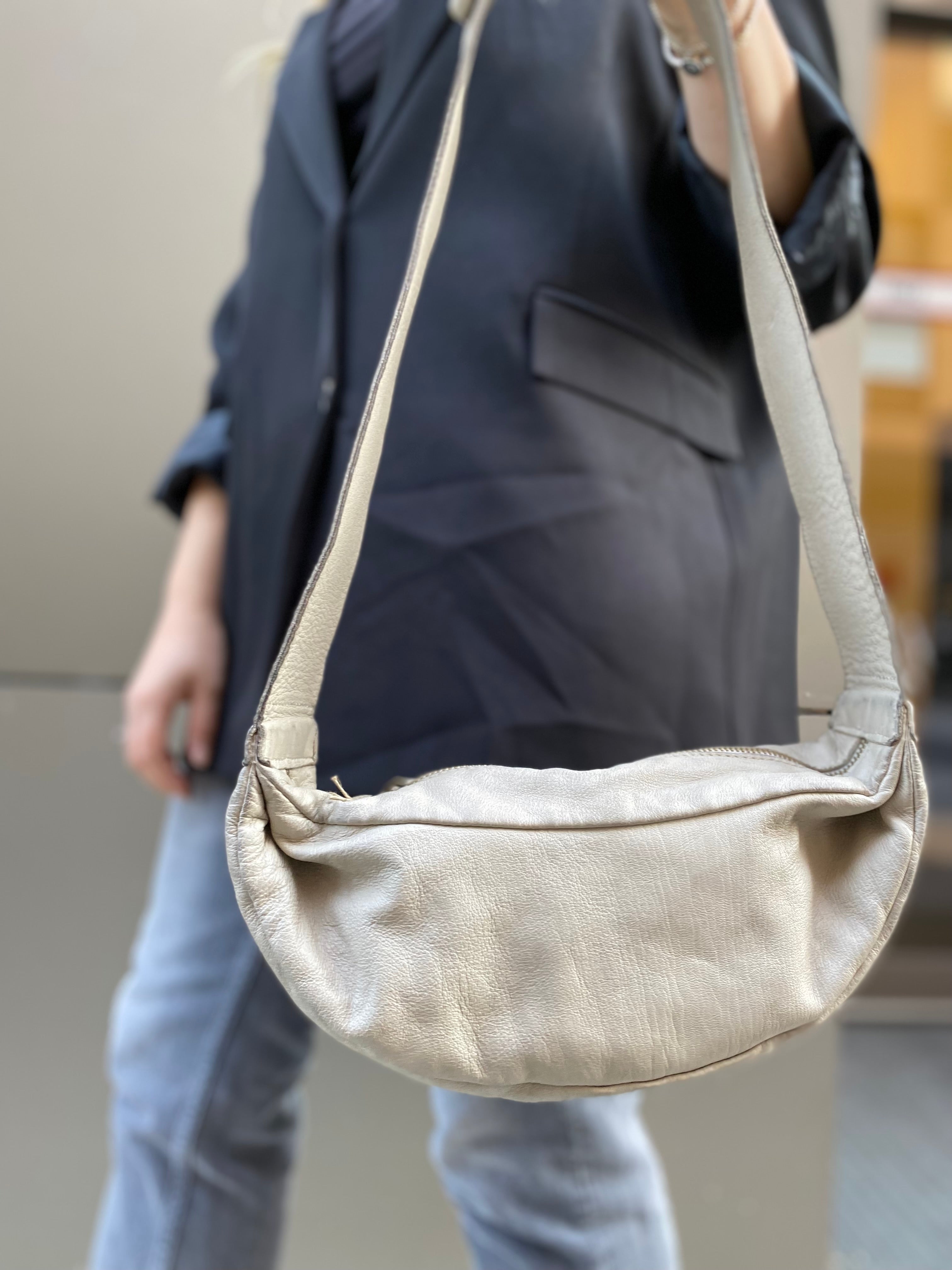 Einfarbige Tasche aus echtem Leder