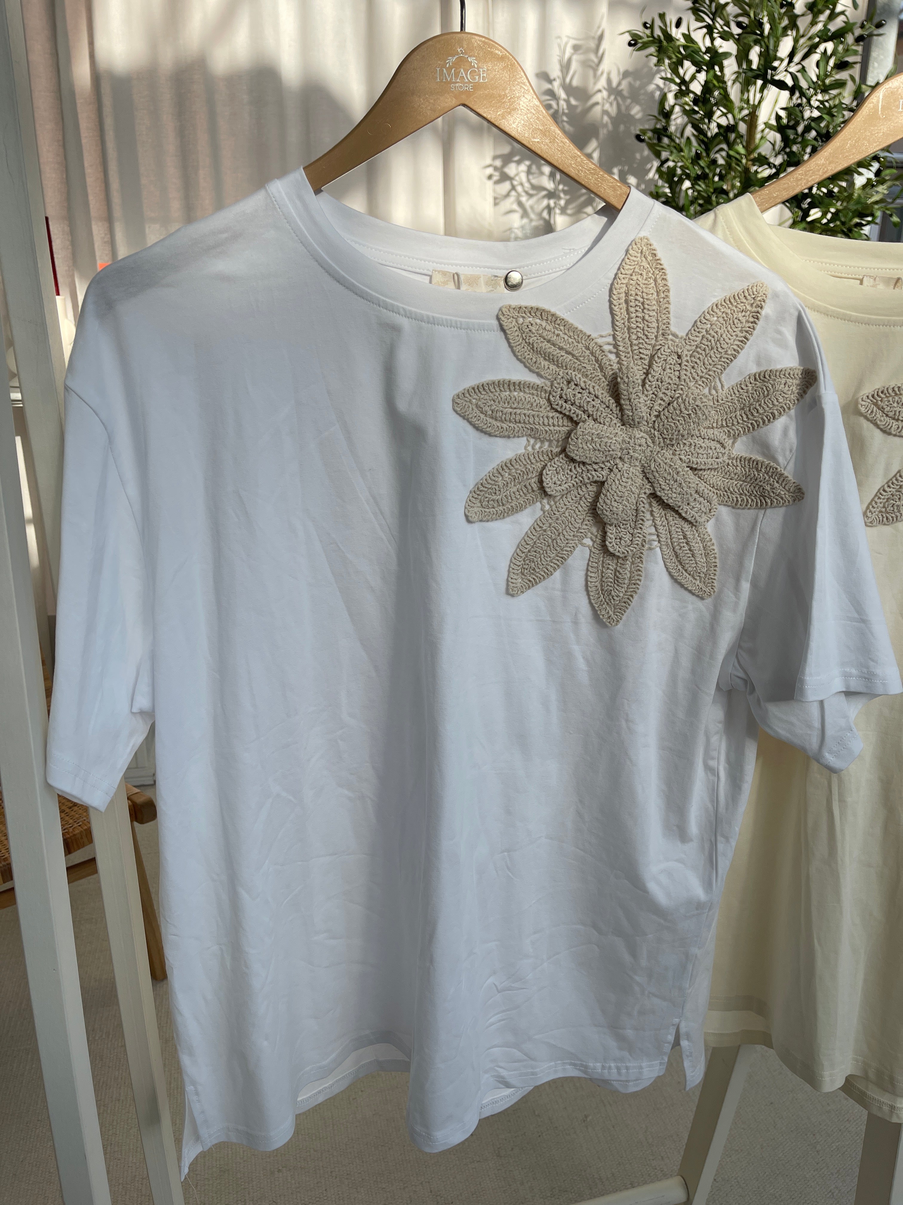 T-Shirt mit Spitzenblumen