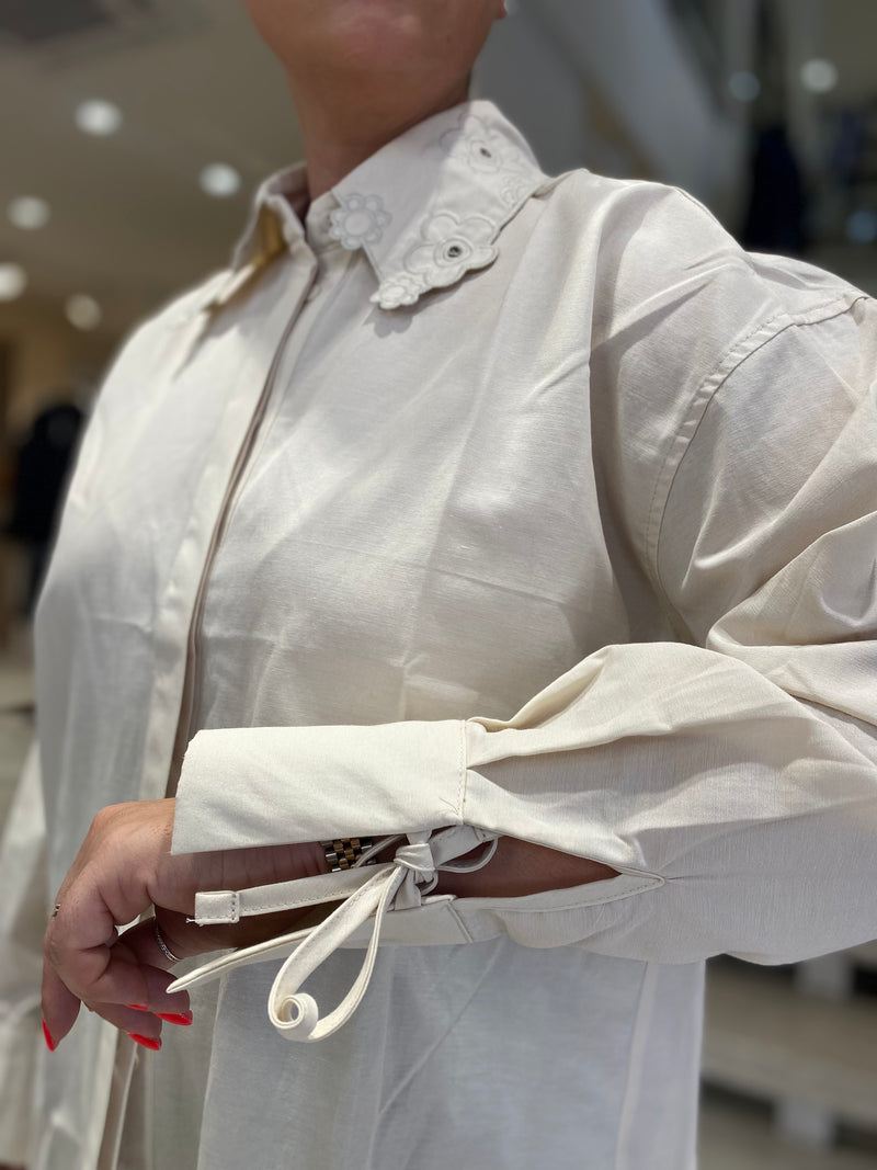 Bluse mit Spitzen Details