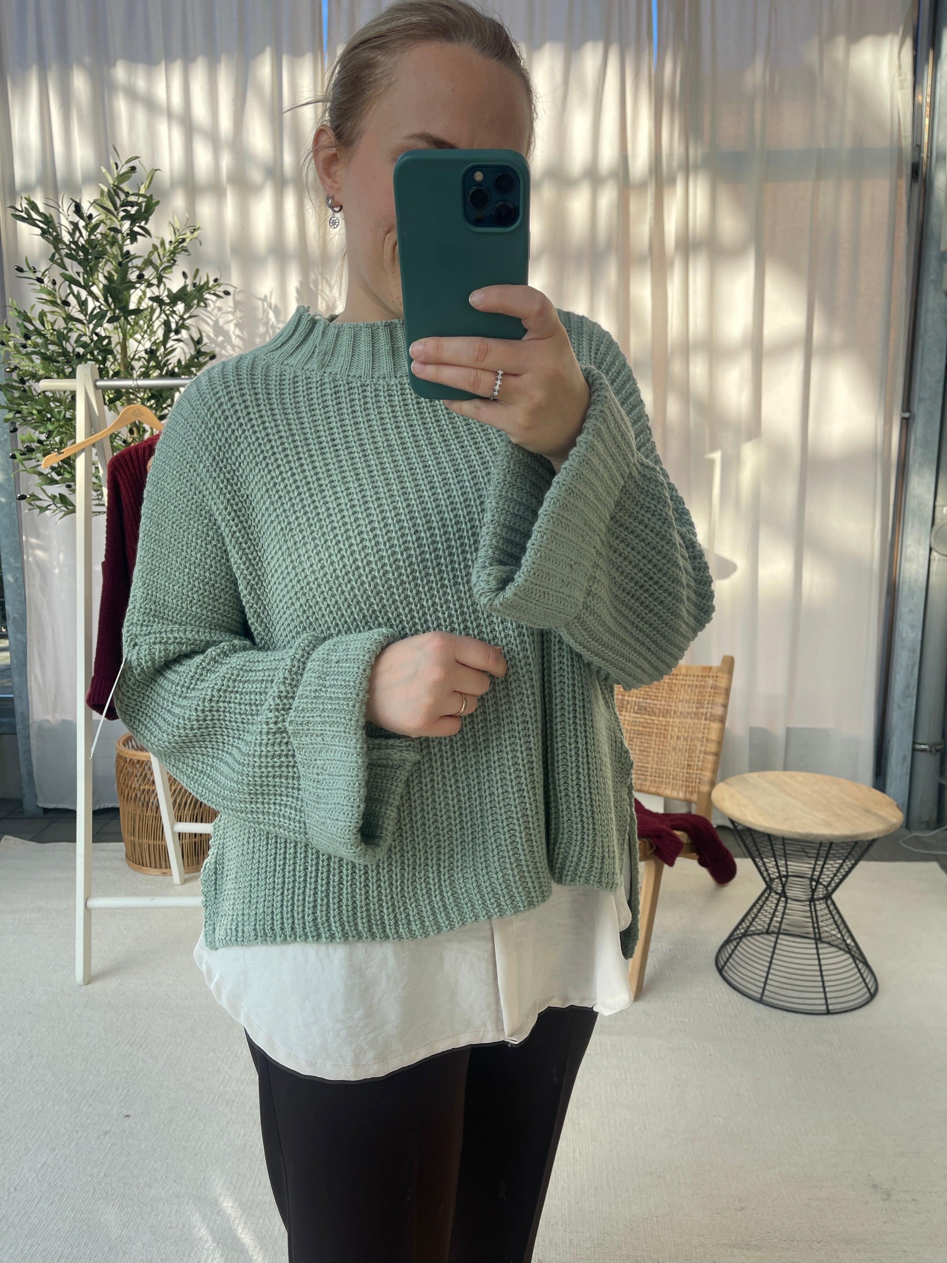 Strickpullover mit asymmetrischem Schnitt