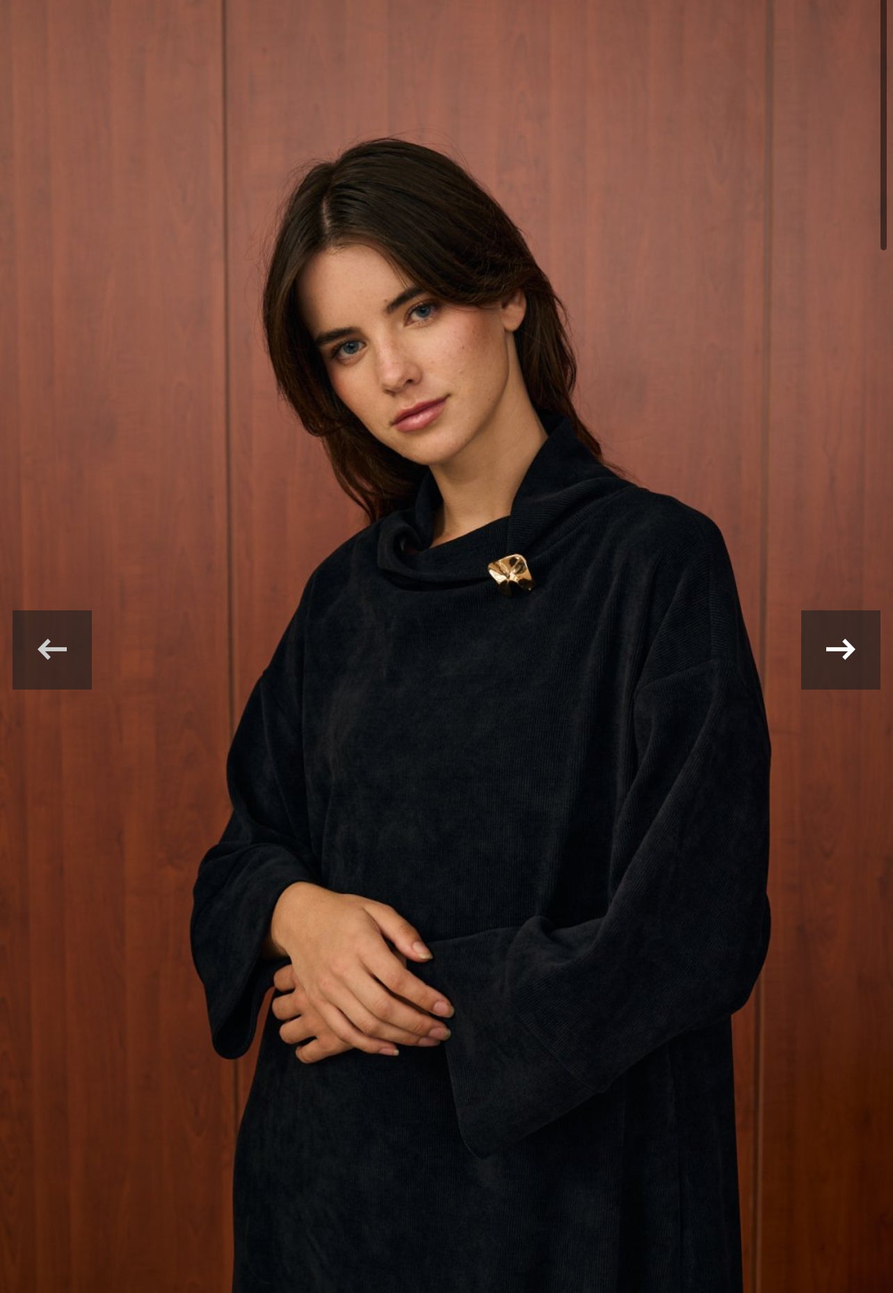 Kleid mit Brosche