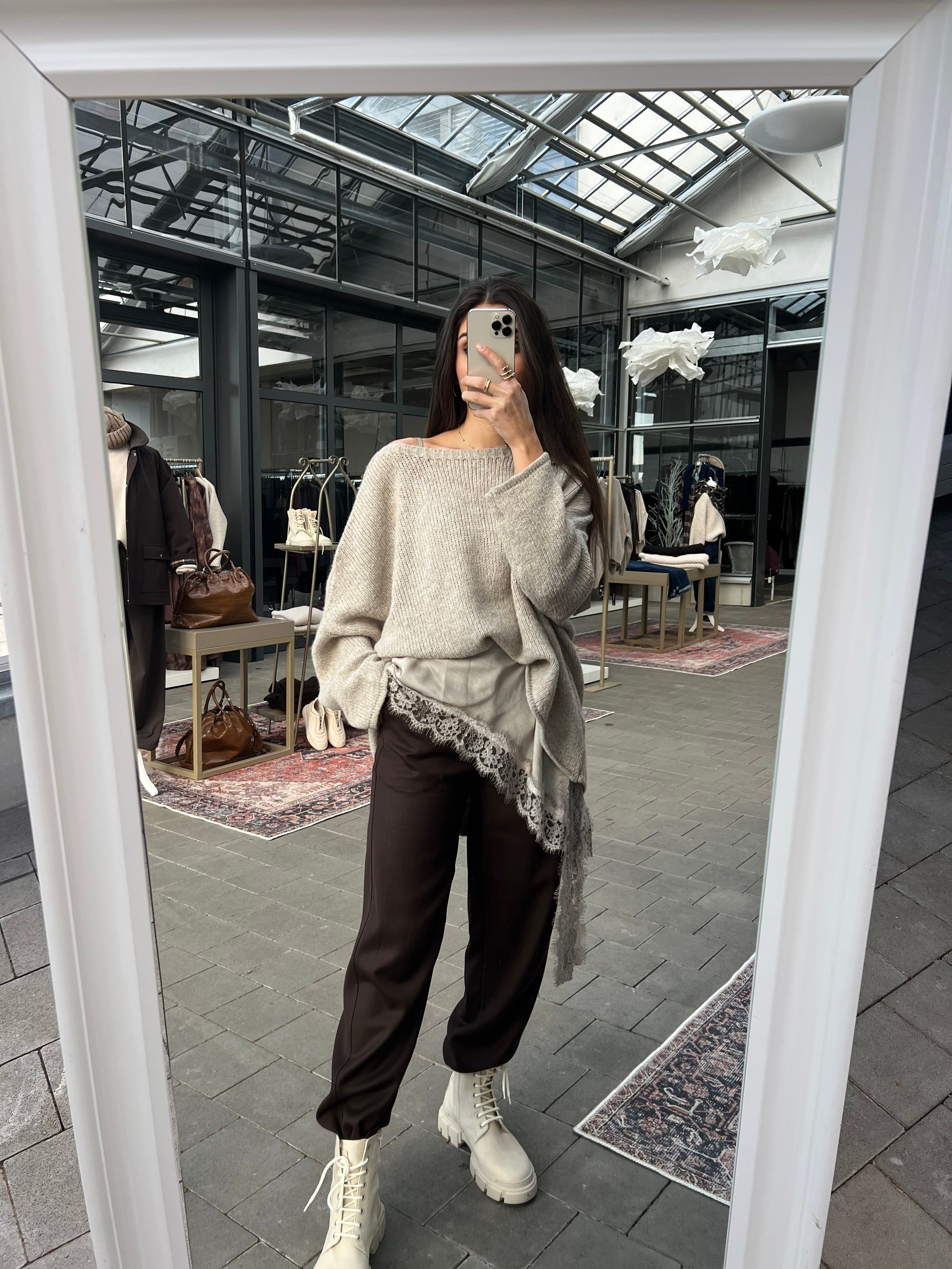 Asymmetrisches Spitzenkleid