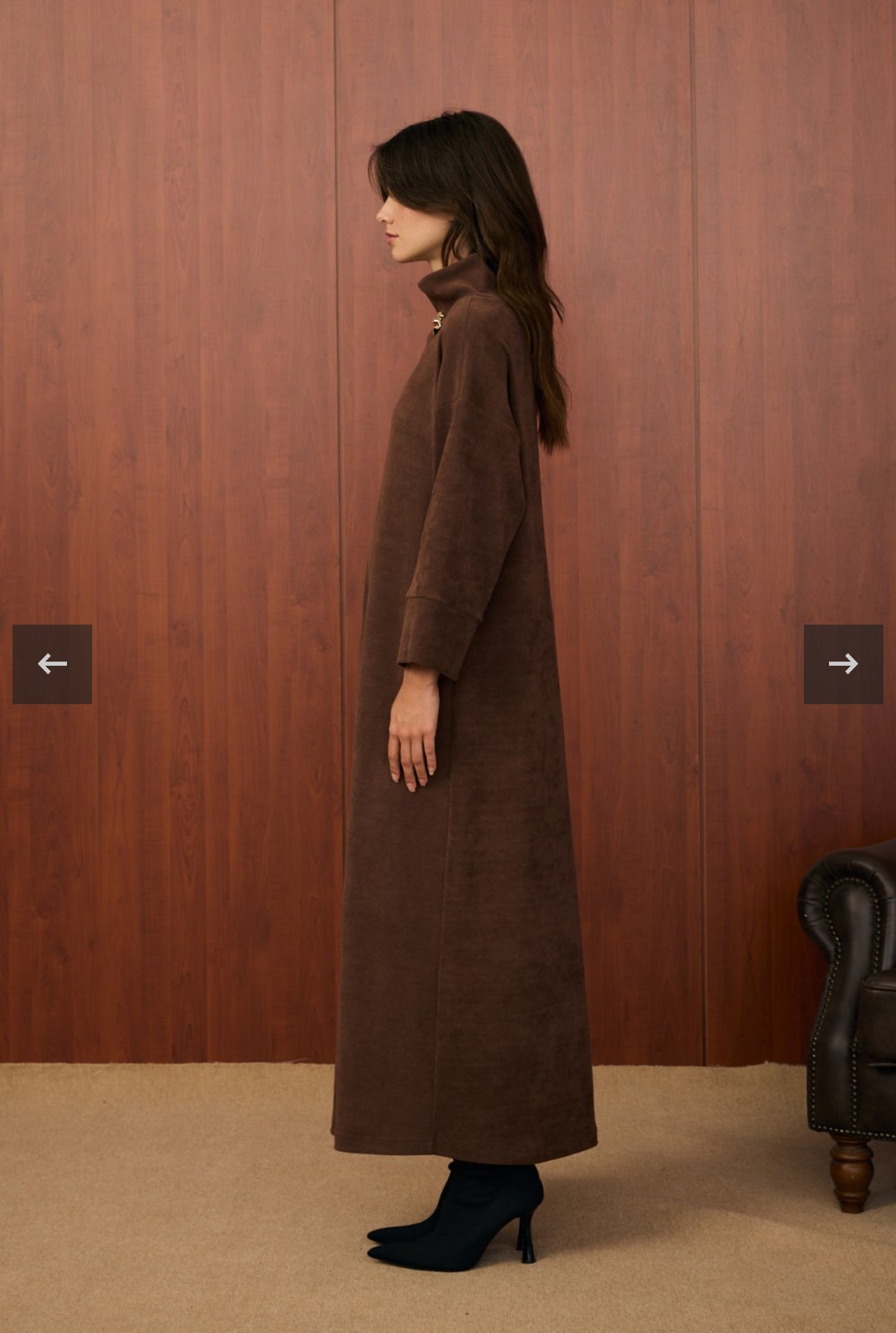 Kleid mit Brosche