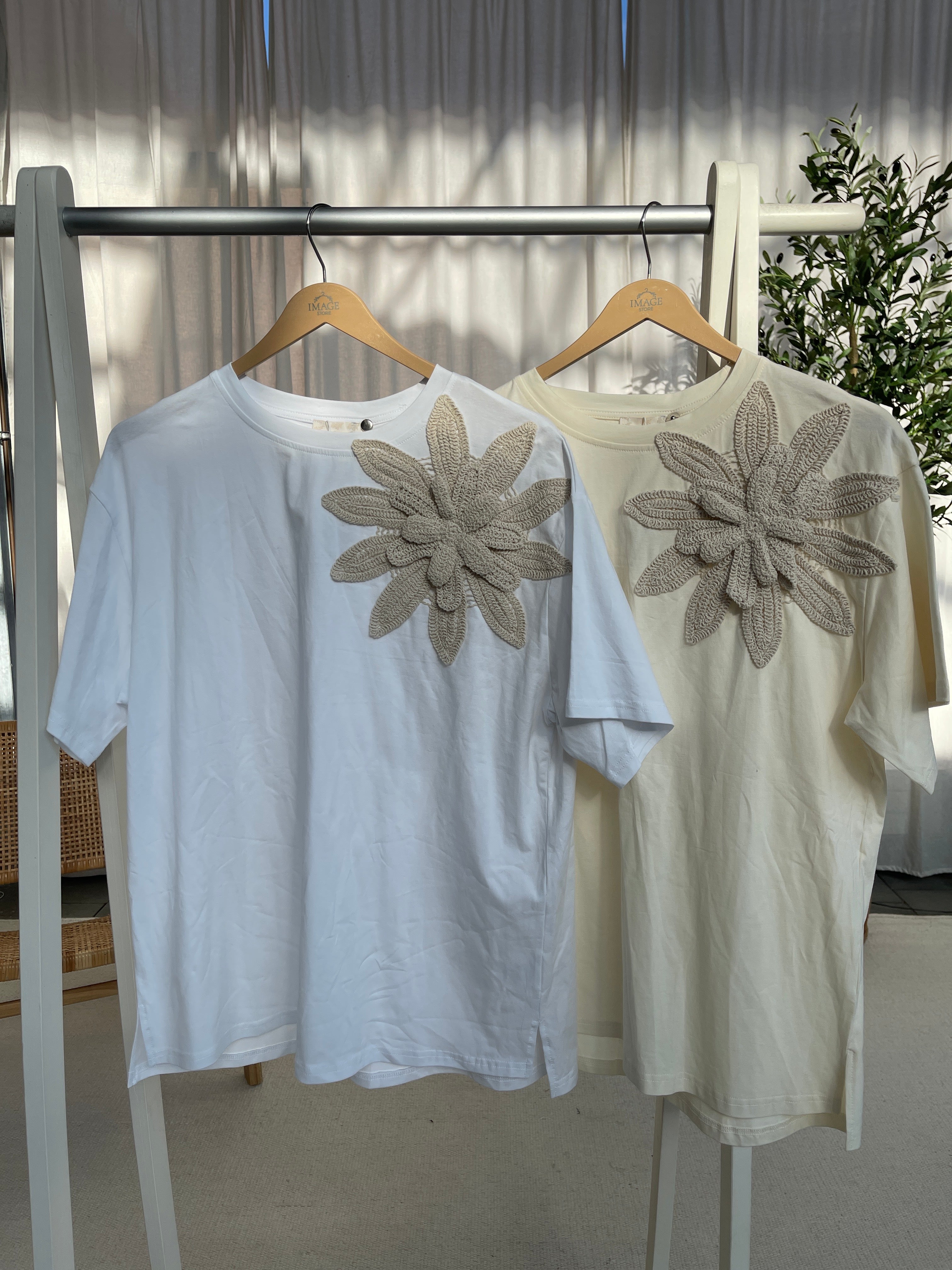 T-Shirt mit Spitzenblumen