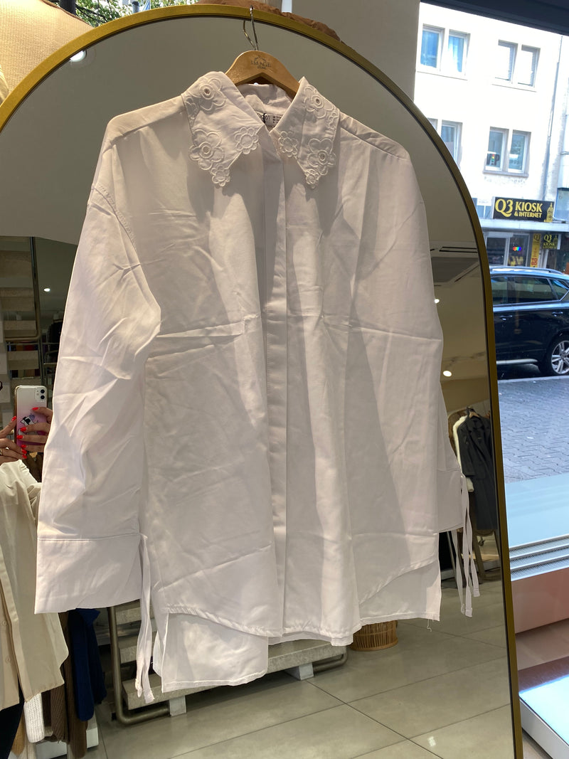 Bluse mit Spitzen Details