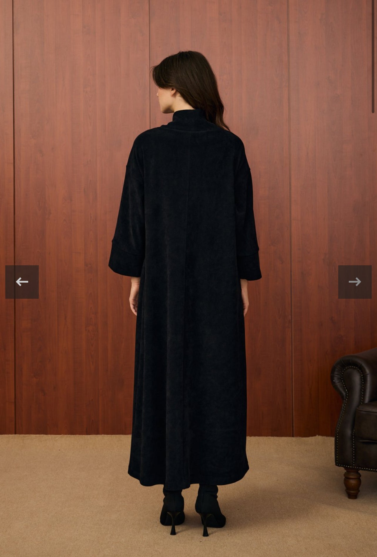 Kleid mit Brosche