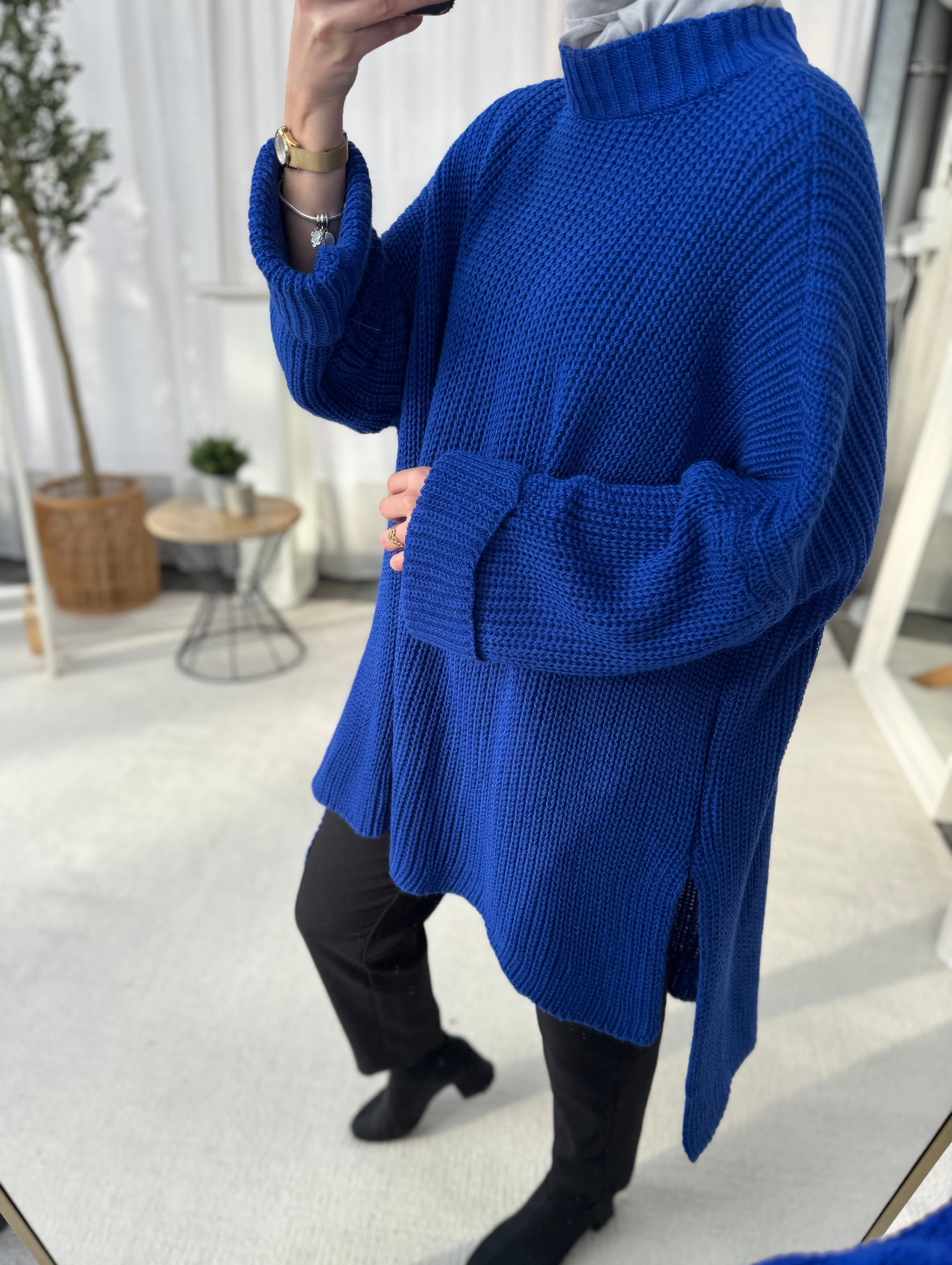 Langer Pullover mit asymmetrischem Schnitt