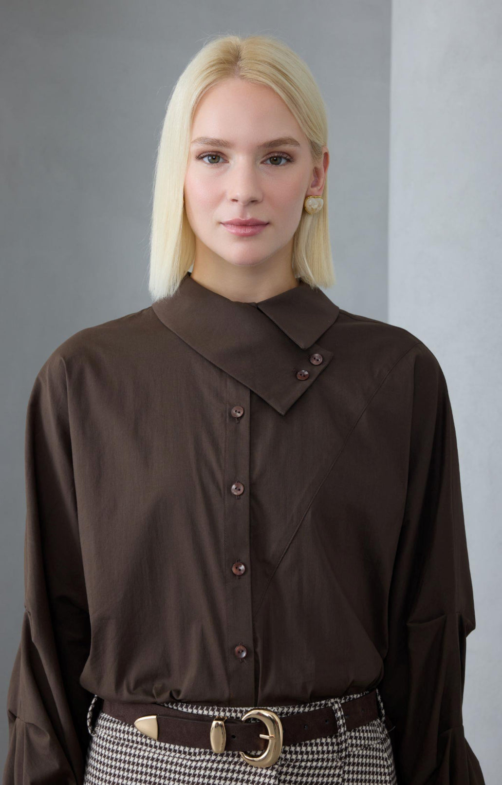 Bluse mit asymmetrischem Kragen