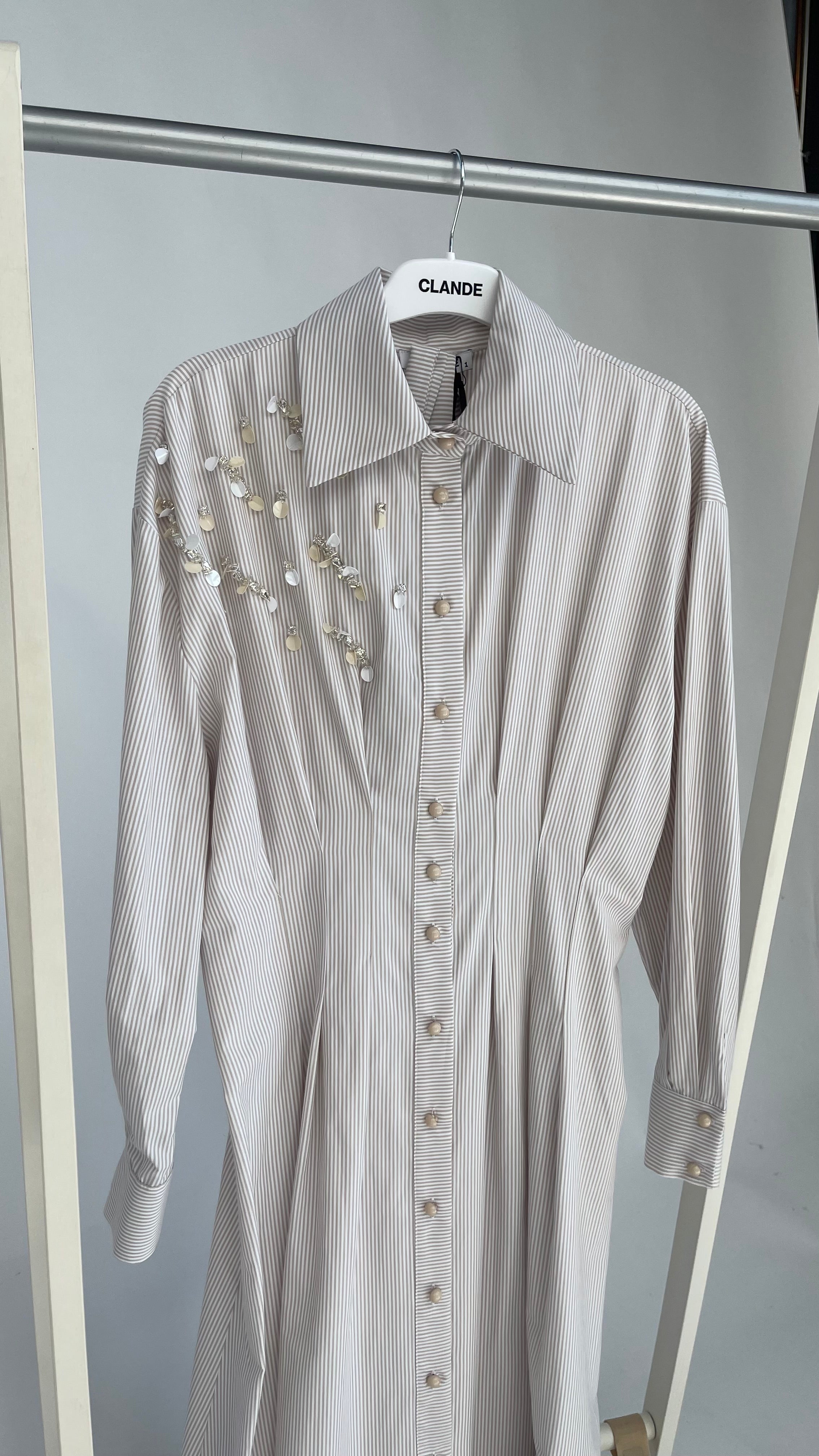 Clande Gestreiftes Hemdblusenkleid mit Schmuckdetails