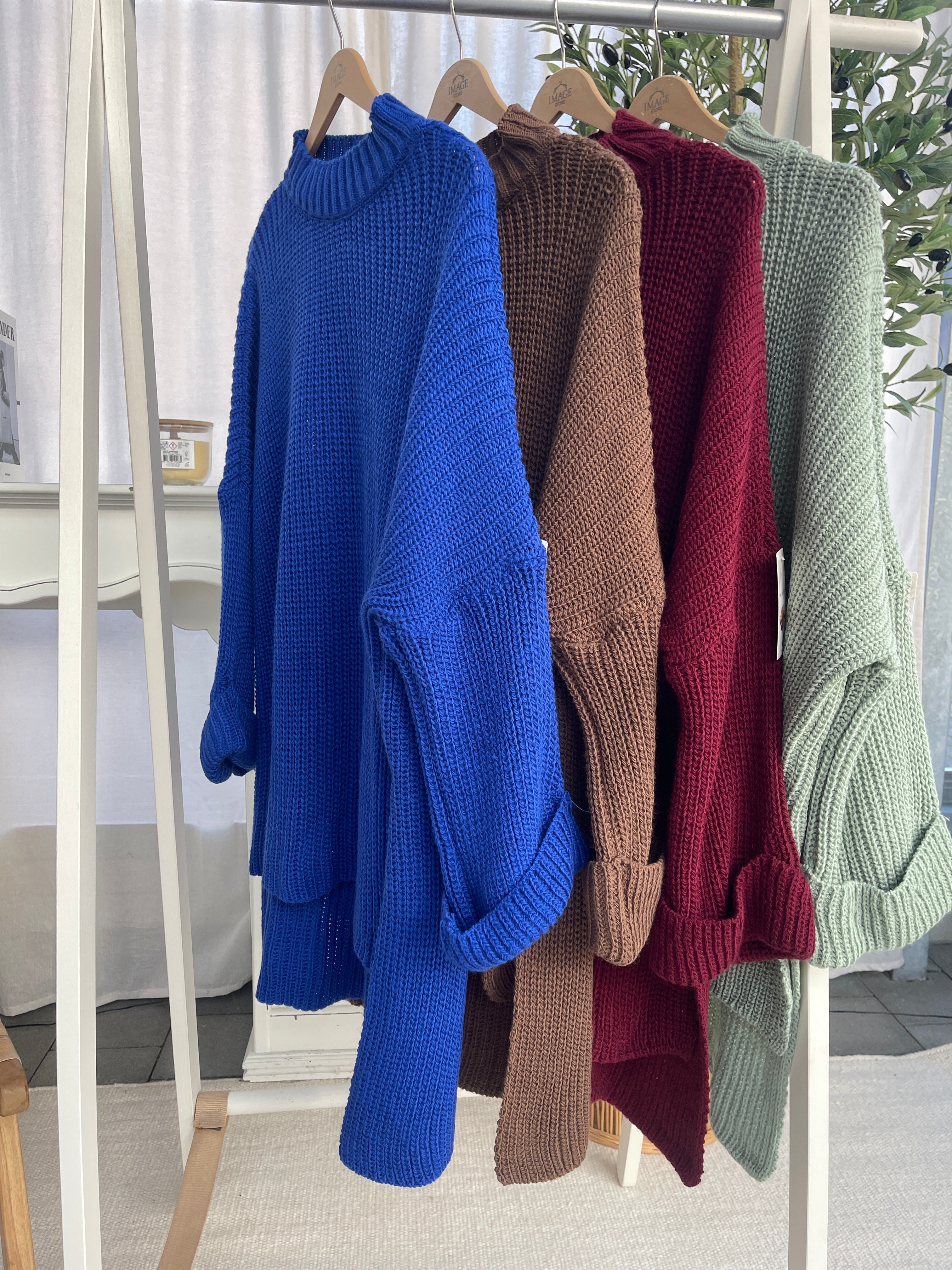 Langer Pullover mit asymmetrischem Schnitt