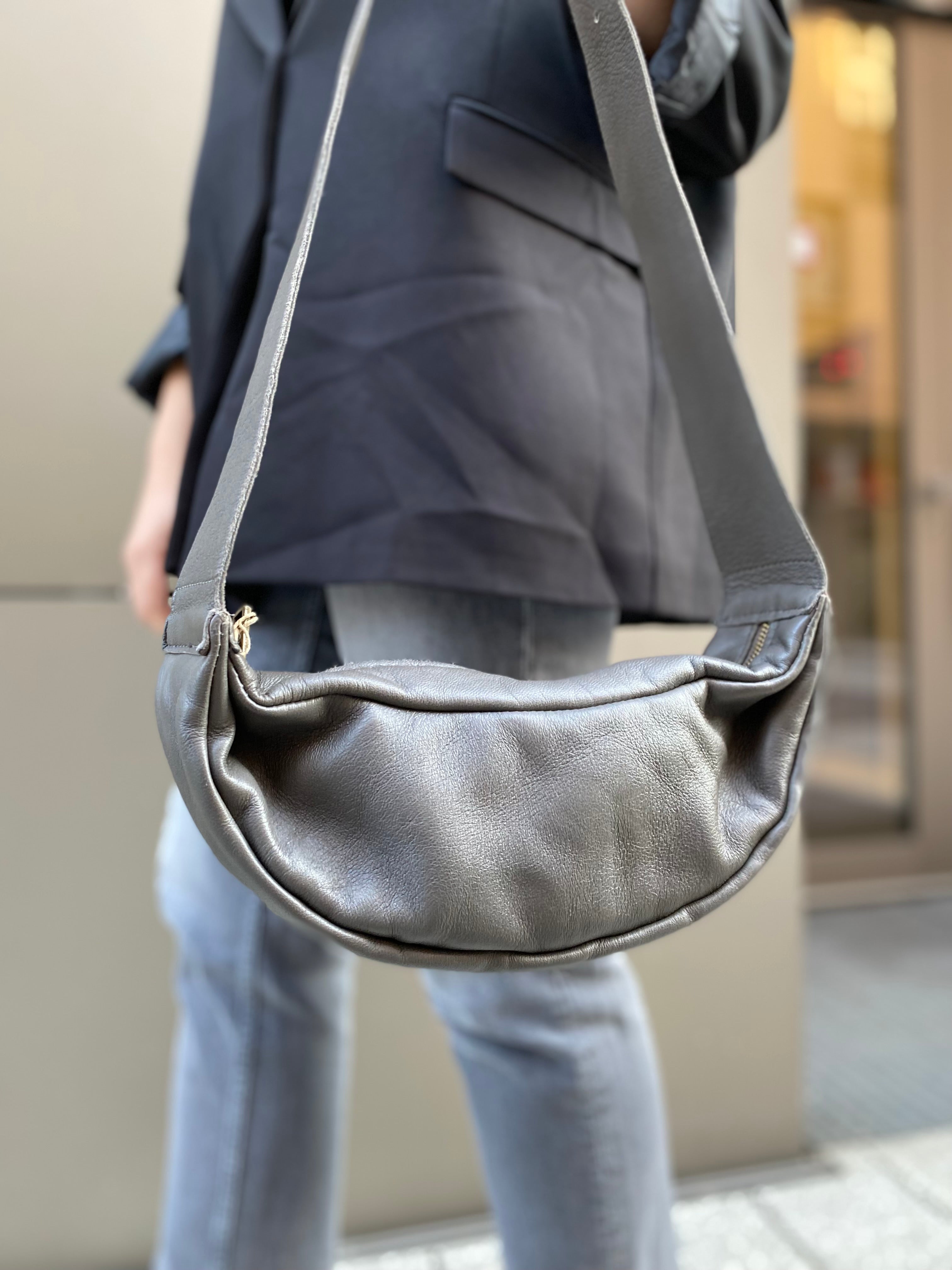 Einfarbige Tasche aus echtem Leder