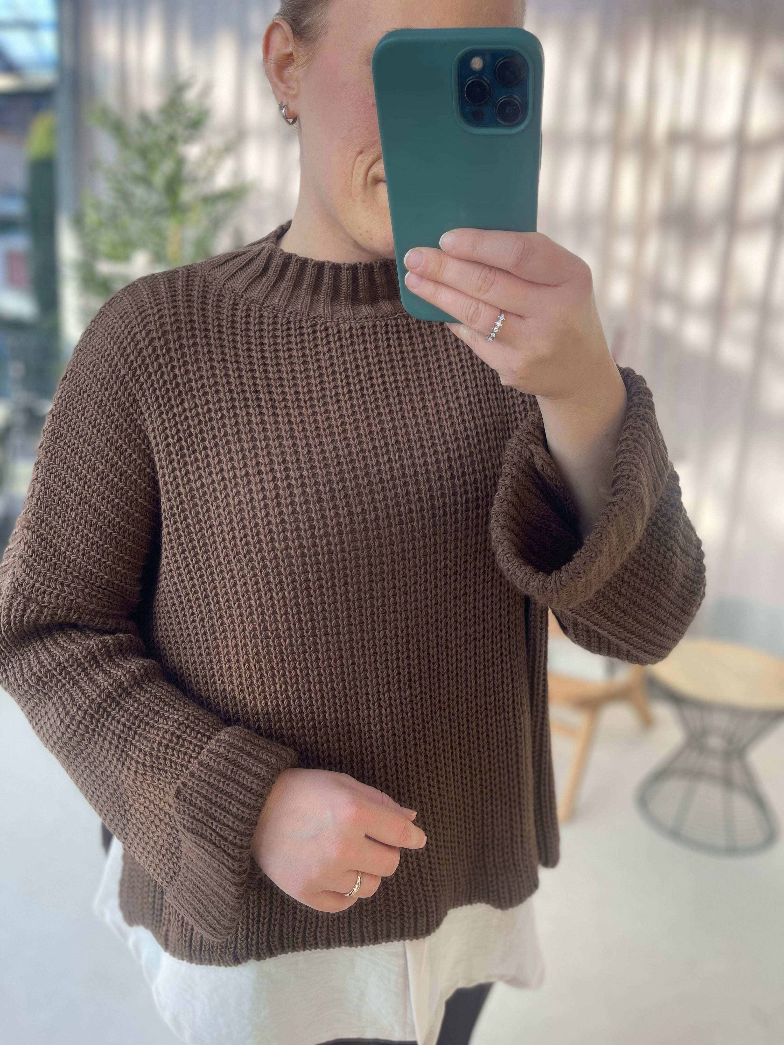 Strickpullover mit asymmetrischem Schnitt