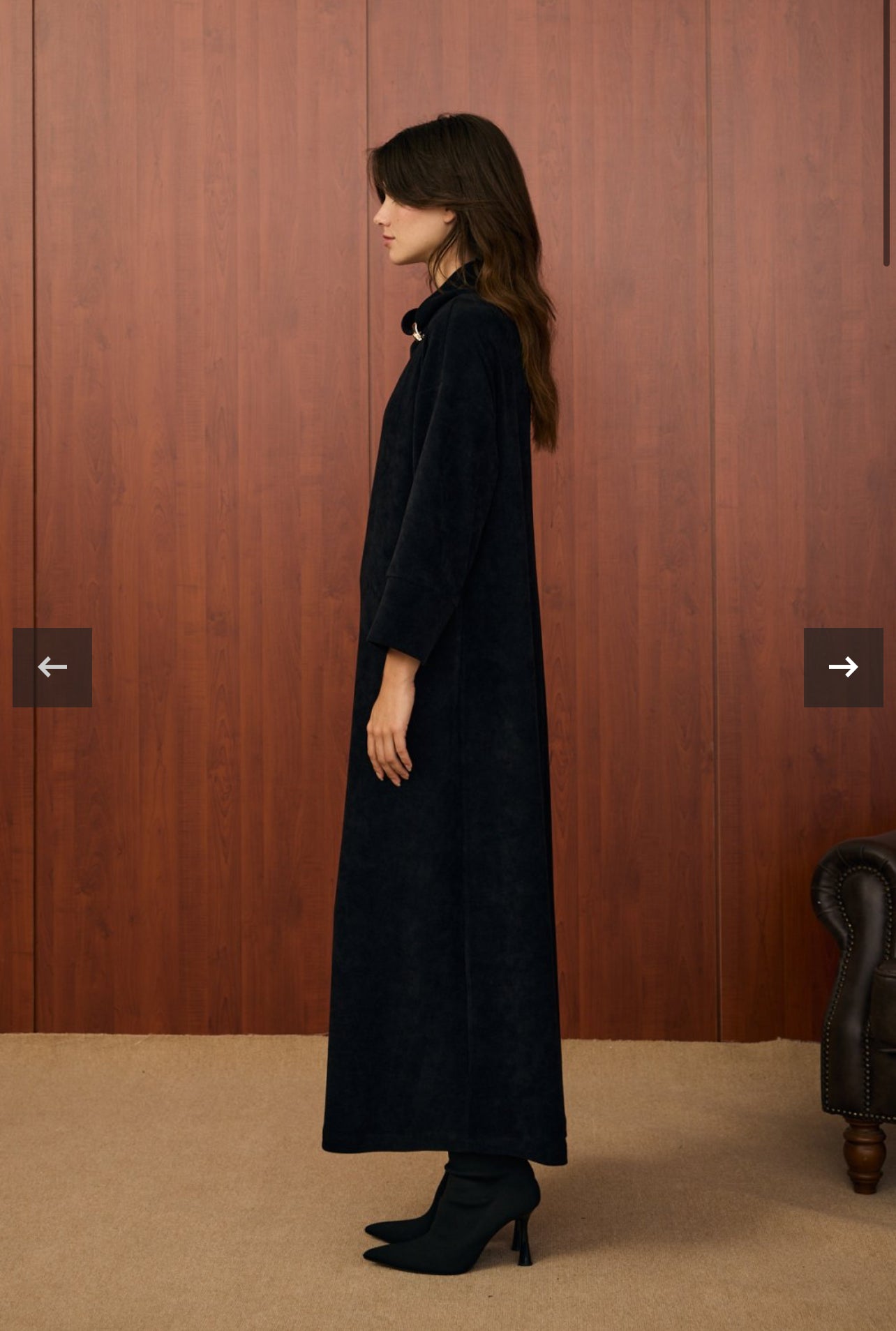 Kleid mit Brosche