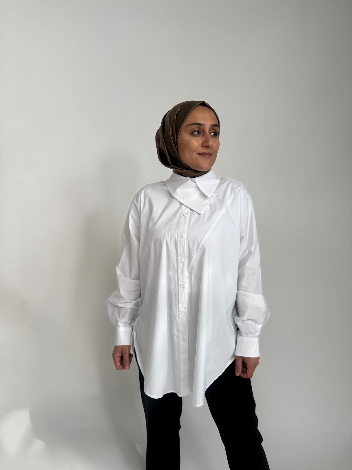 Bluse mit asymmetrischem Kragen