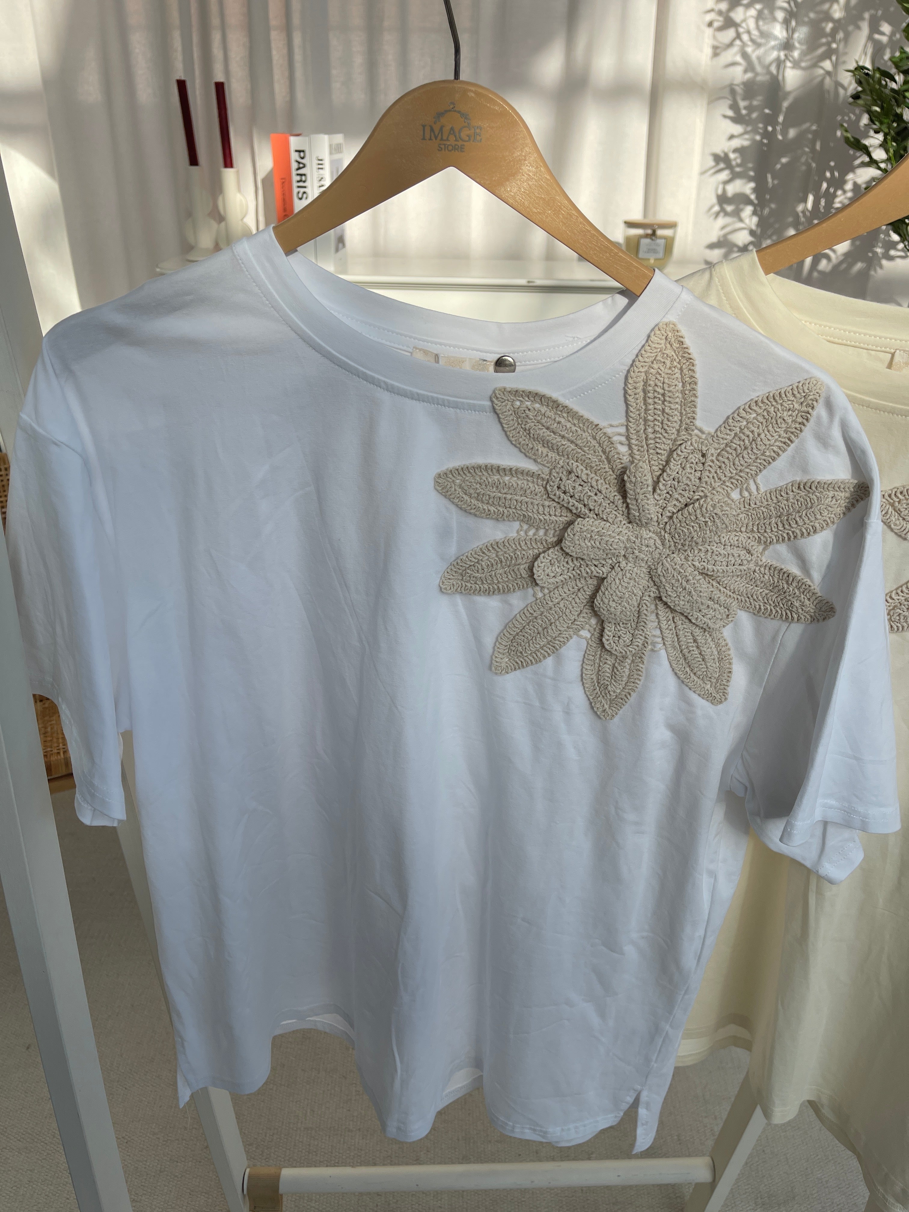 T-Shirt mit Spitzenblumen