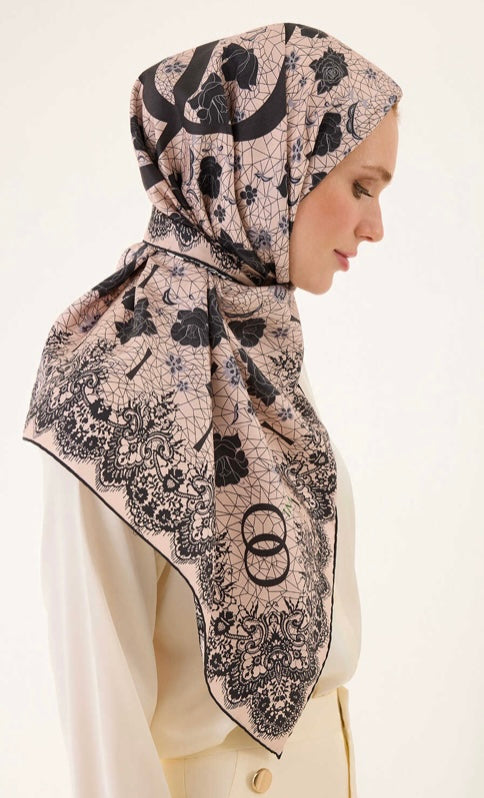 İmannoor Rose Lace Double-Sided Twill Silk Scarf in Puder-Weiß