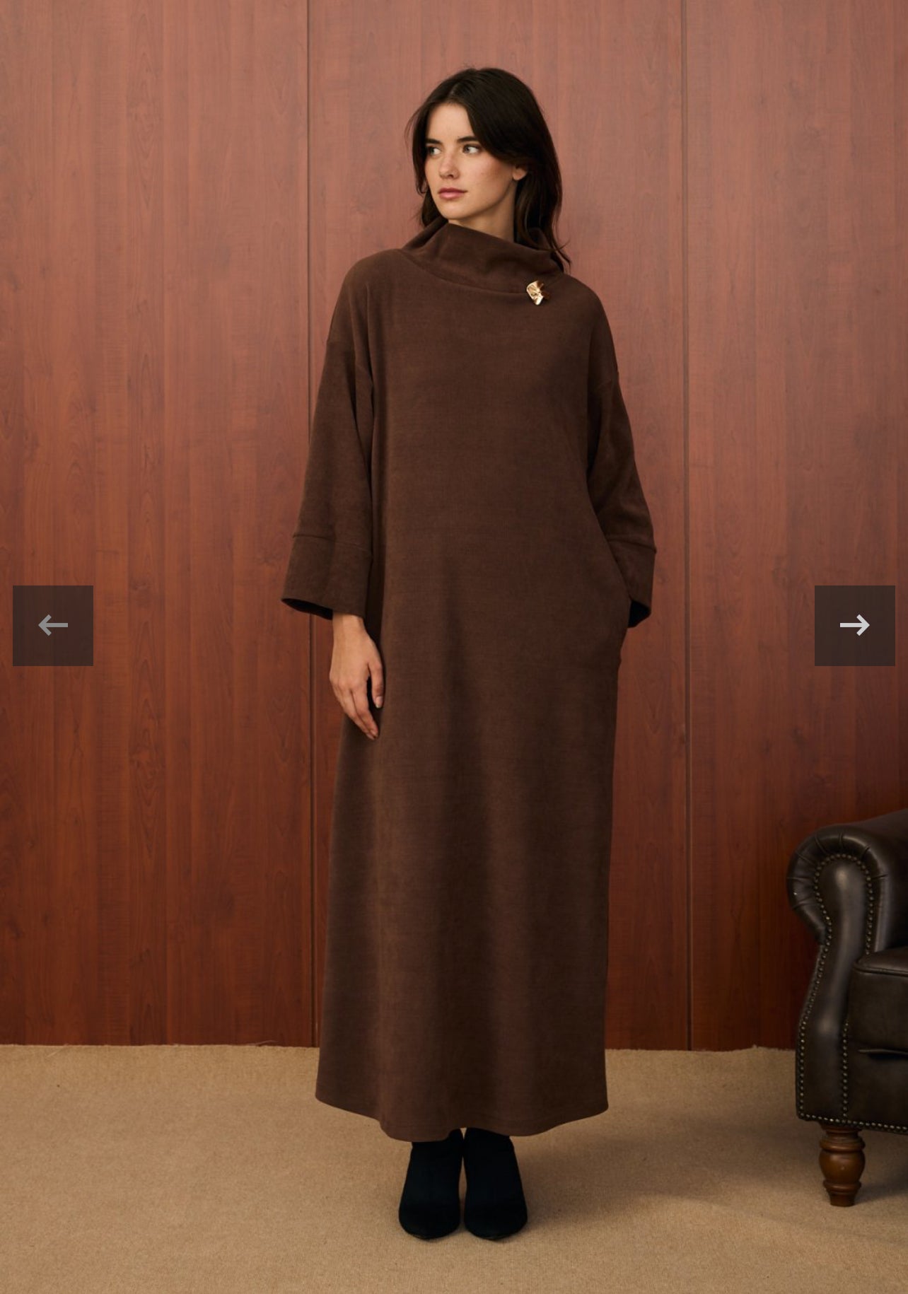 Kleid mit Brosche