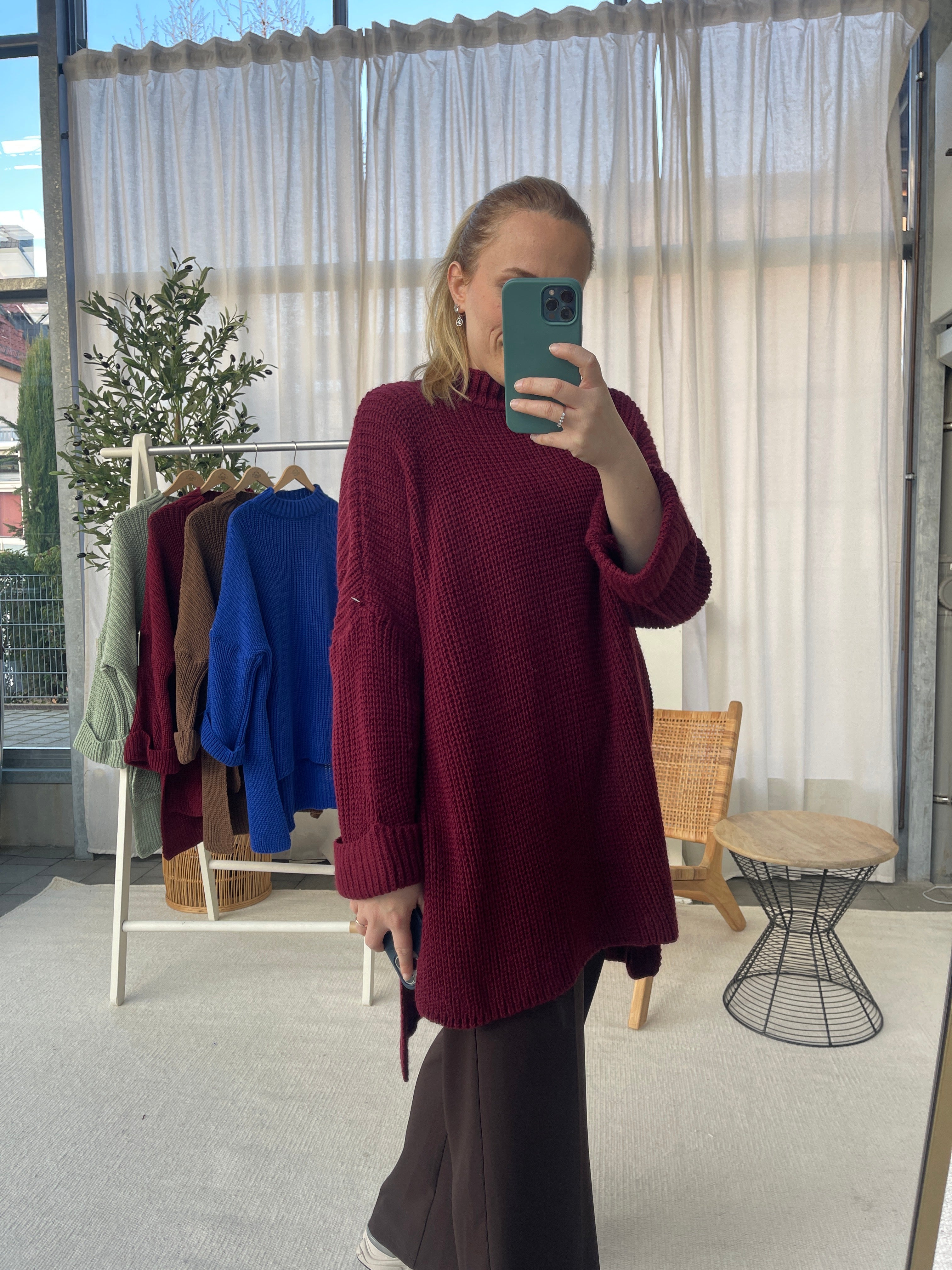 Langer Pullover mit asymmetrischem Schnitt