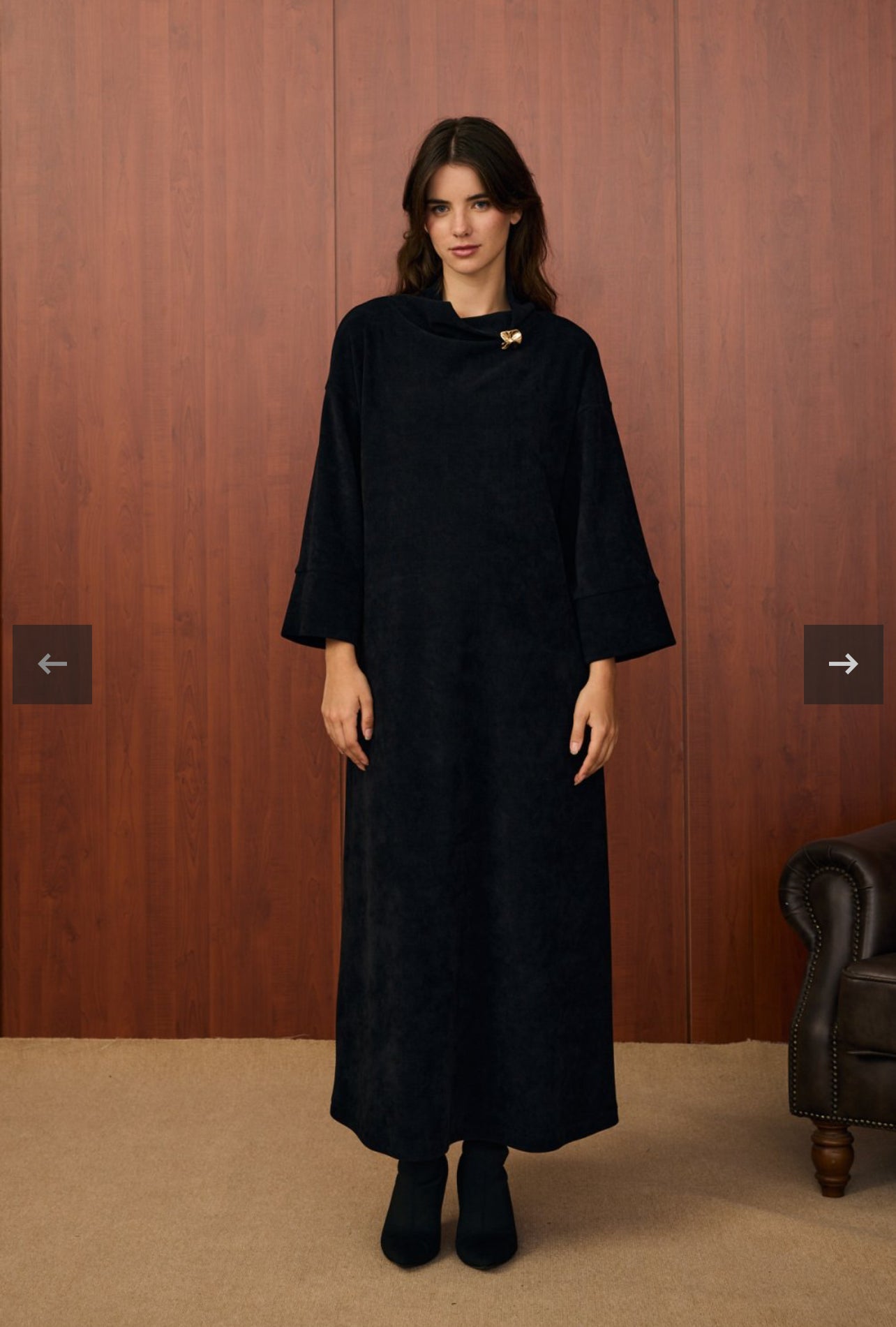 Kleid mit Brosche
