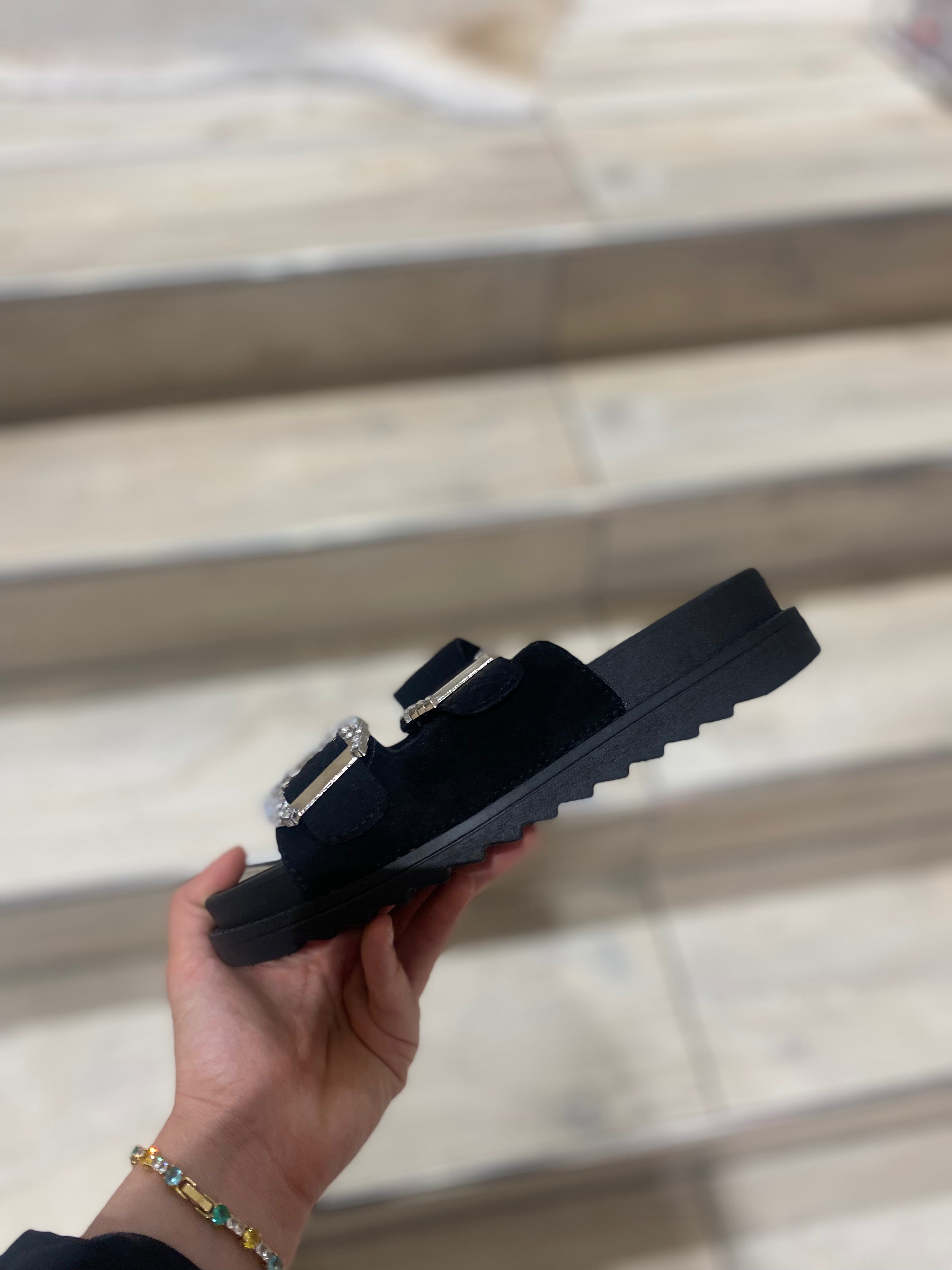 Sandalen mit zwei Schnallenriemen und Fußbett