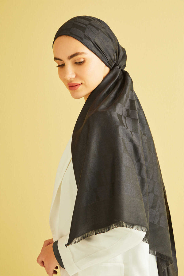IMANNOOR Hijab Monogram aus Seide in Schwarz