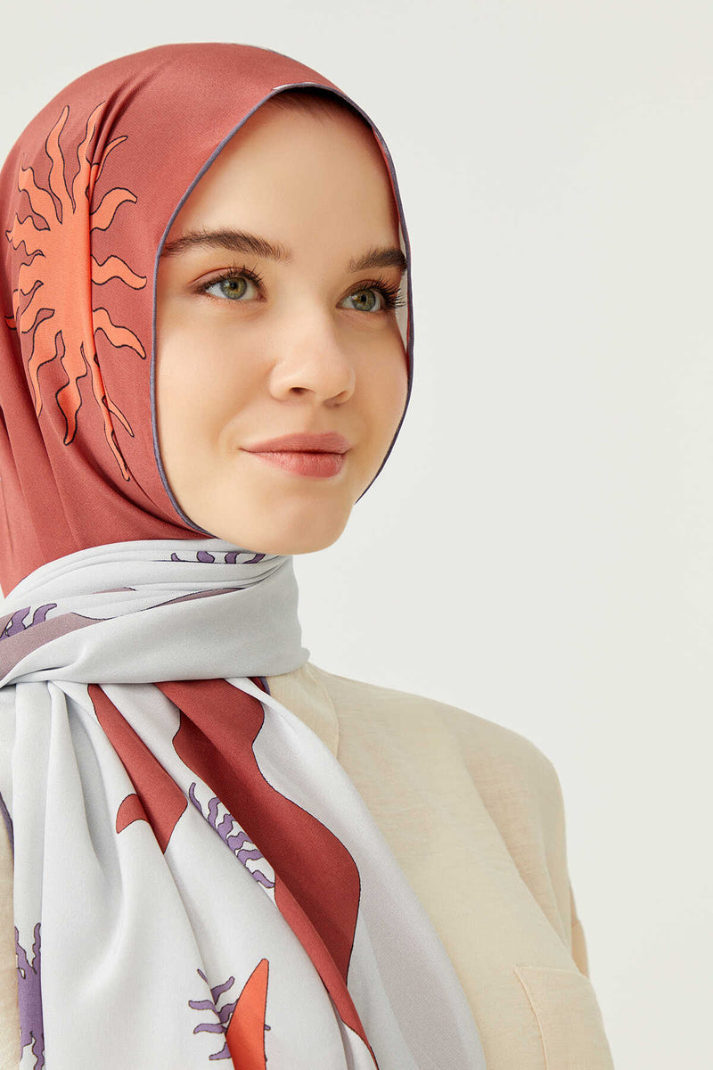 IMANNOOR Hijab Modell Shadow Silk in der Farbe Pflaume